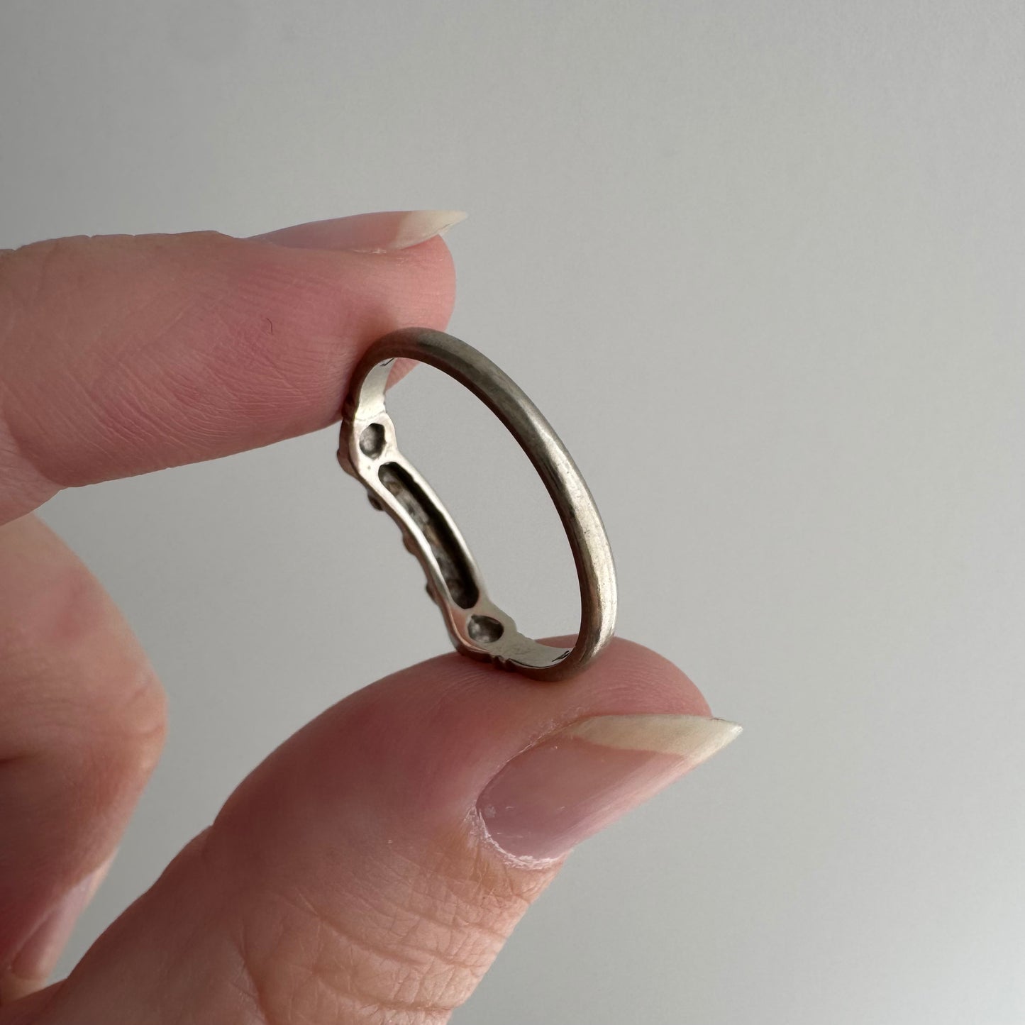 V I N T A G E // nouveau rainbow / 14k white gold curved wedding band / size 6