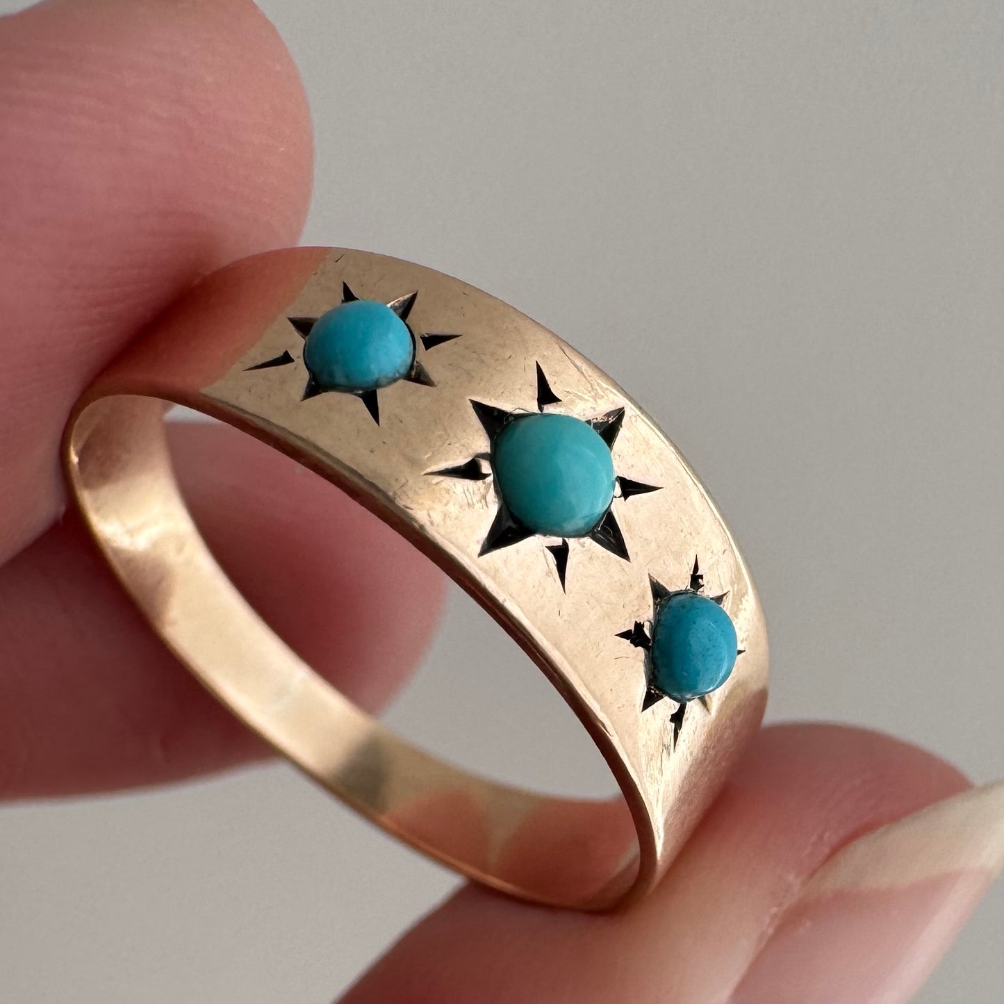 reimagined A N T I Q U E // 9k rosy yellow gold starburst trilogy band with turquoise / size 7