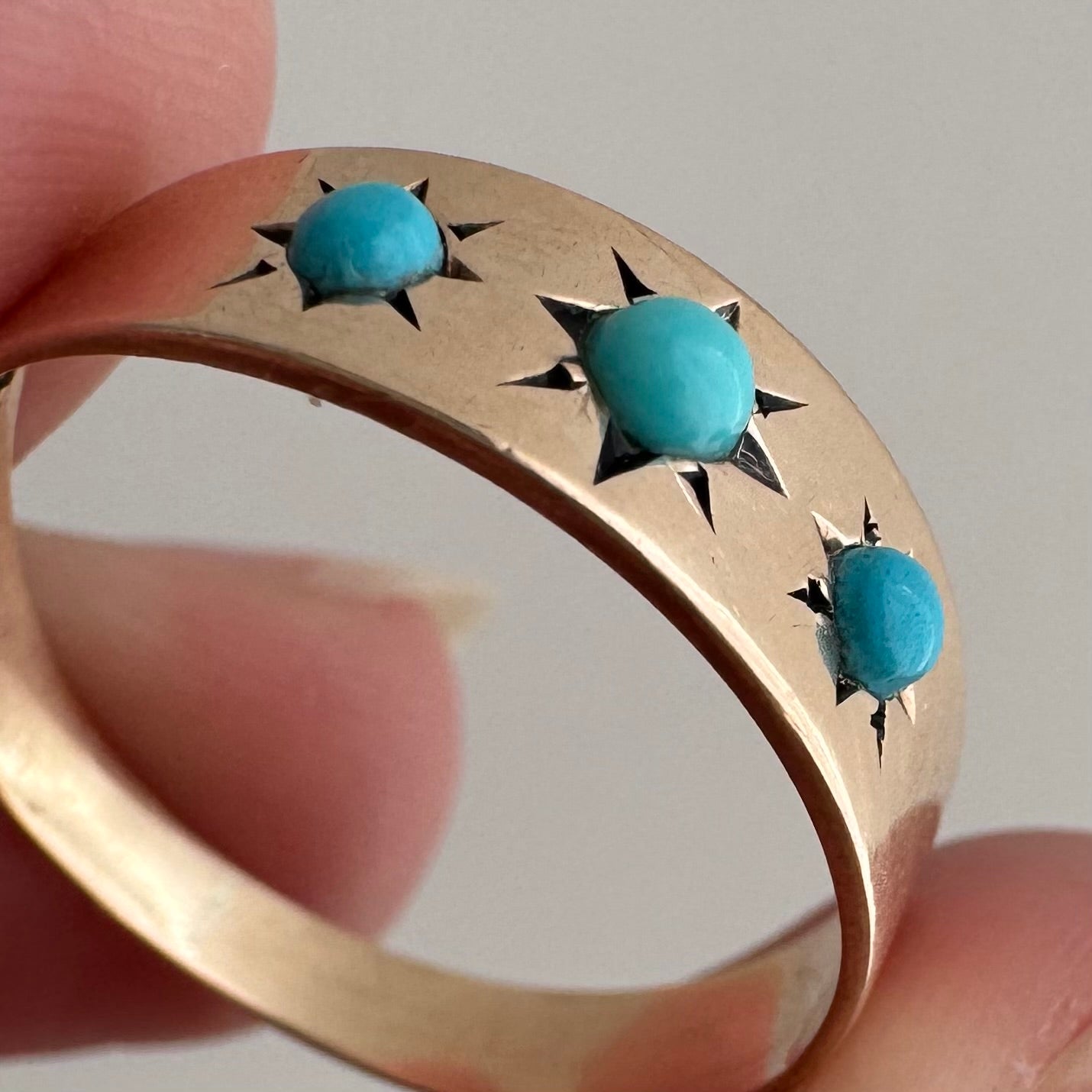 reimagined A N T I Q U E // 9k rosy yellow gold starburst trilogy band with turquoise / size 7