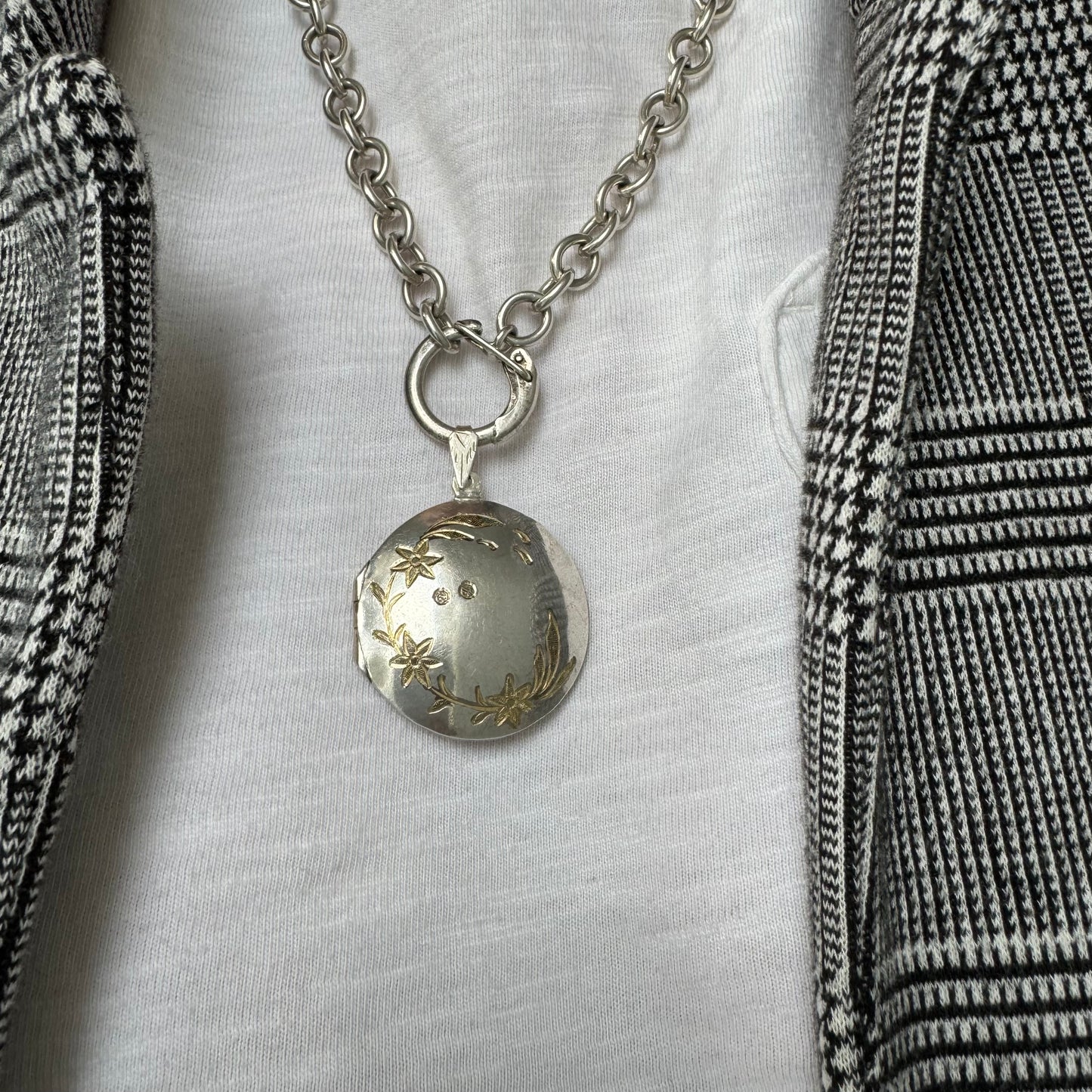 P R E - L O V E D // sterling silver domed round locket / a pendant