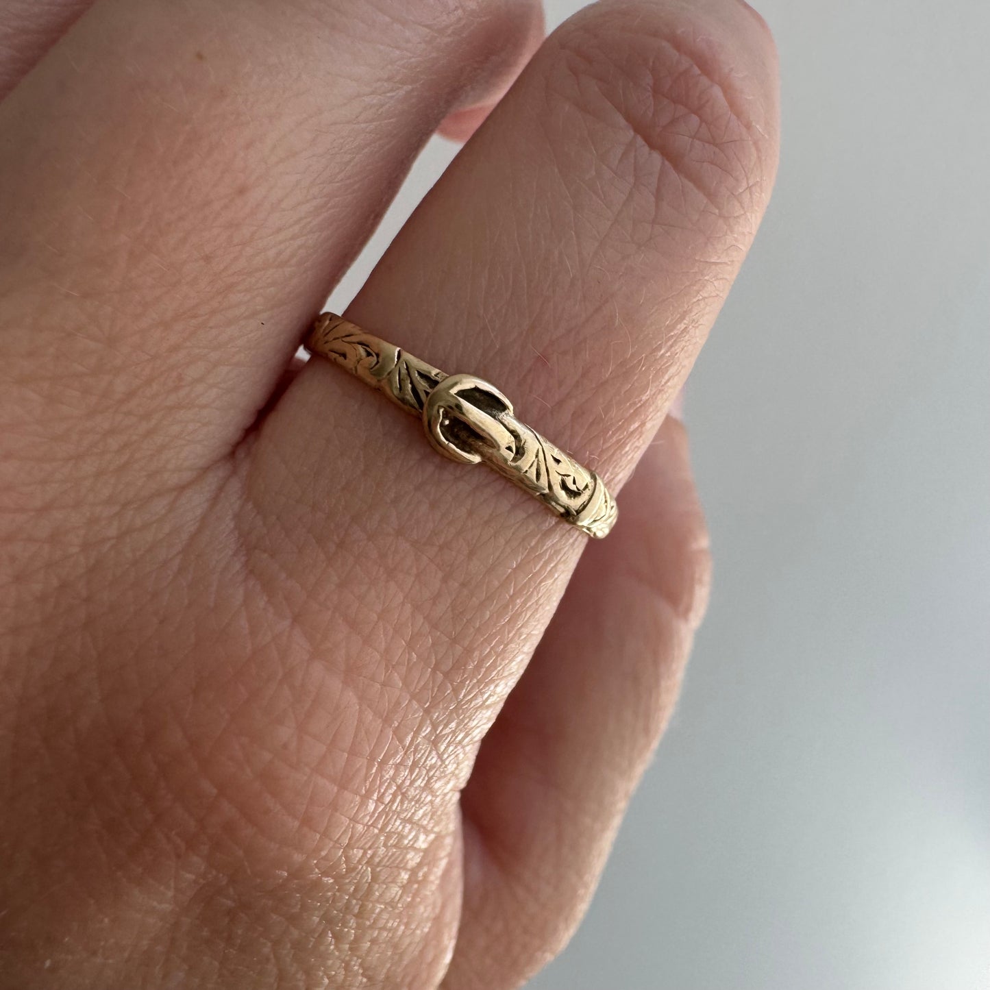 V I N T A G E // buckle up / 9k yellow gold buckle ring with swirly details / size 8.5