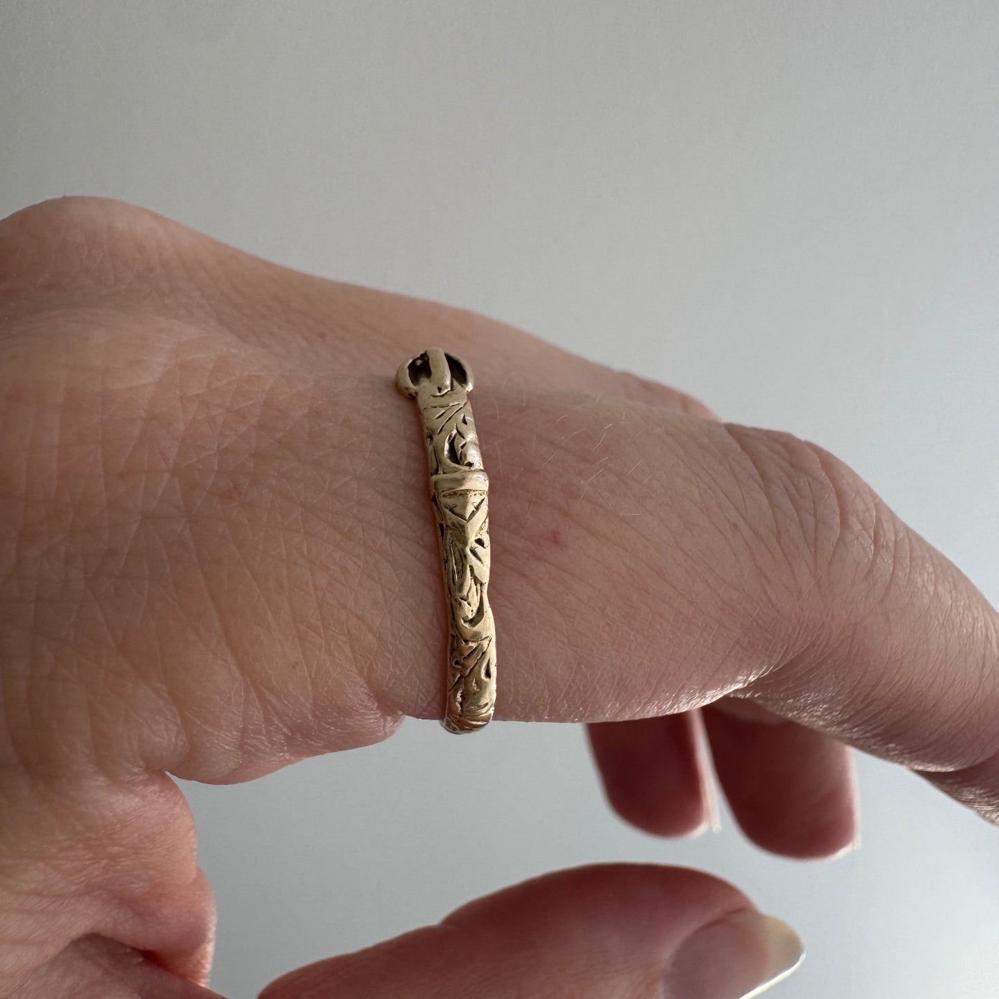 V I N T A G E // buckle up / 9k yellow gold buckle ring with swirly details / size 8.5