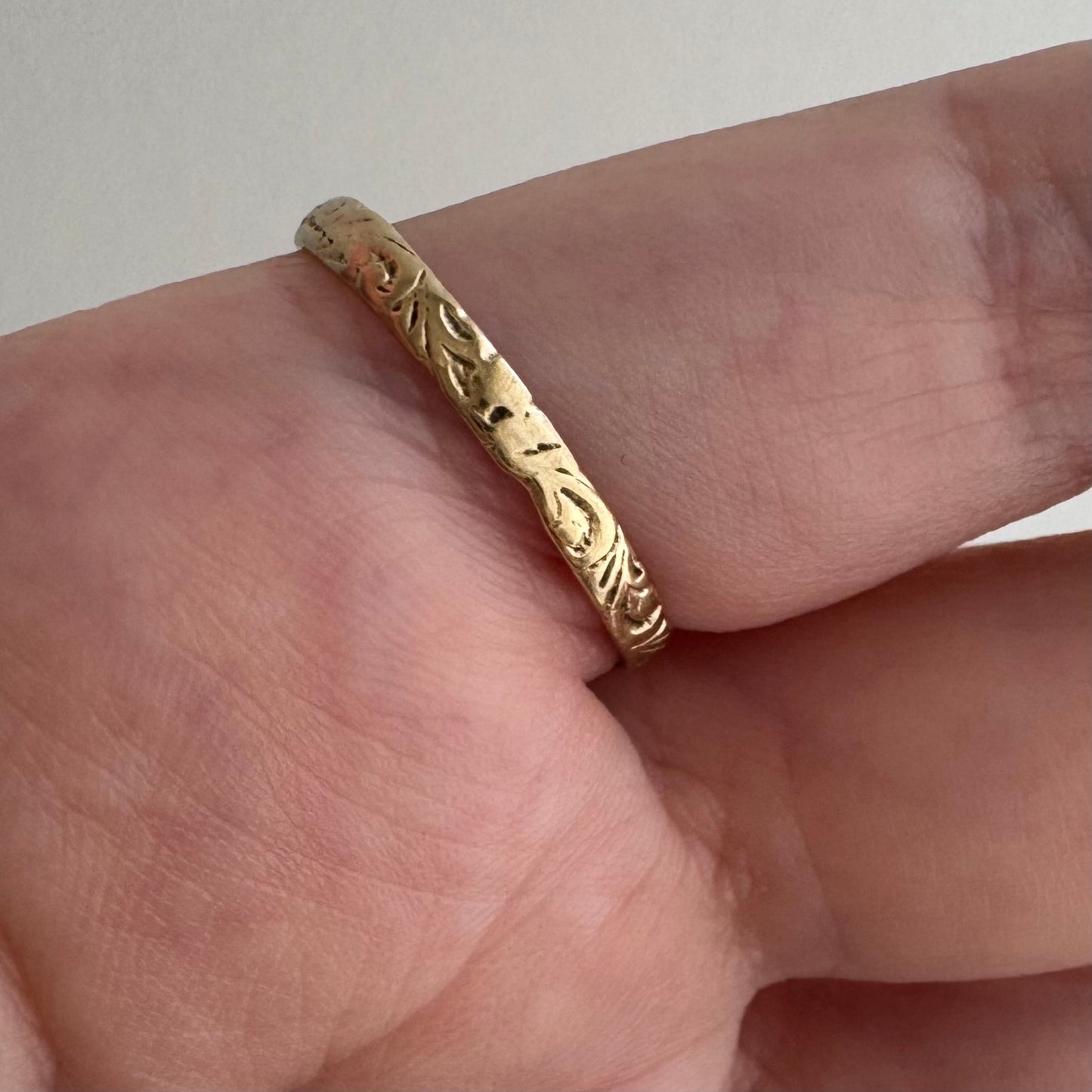 V I N T A G E // buckle up / 9k yellow gold buckle ring with swirly details / size 8.5