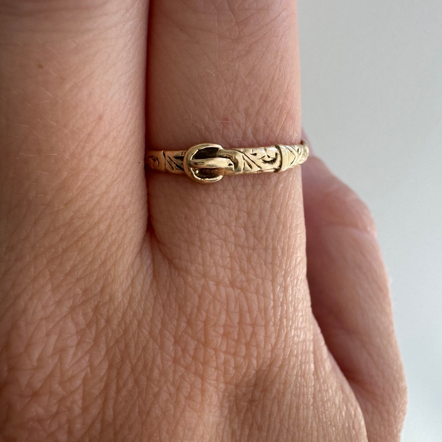 V I N T A G E // buckle up / 9k yellow gold buckle ring with swirly details / size 8.5