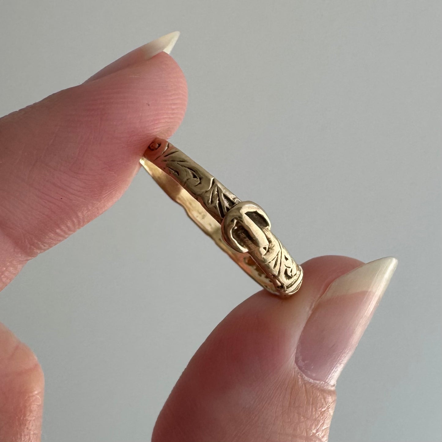 V I N T A G E // buckle up / 9k yellow gold buckle ring with swirly details / size 8.5