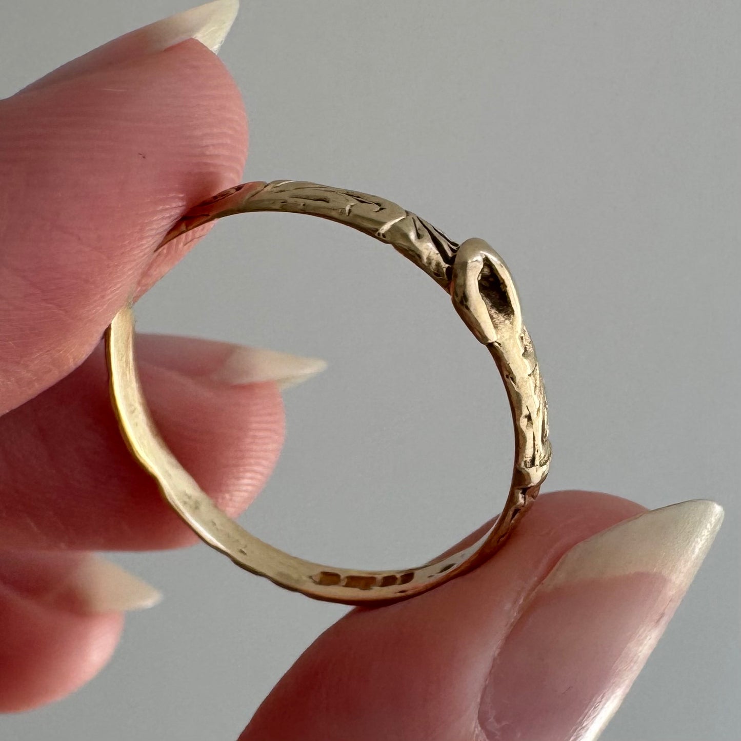 V I N T A G E // buckle up / 9k yellow gold buckle ring with swirly details / size 8.5
