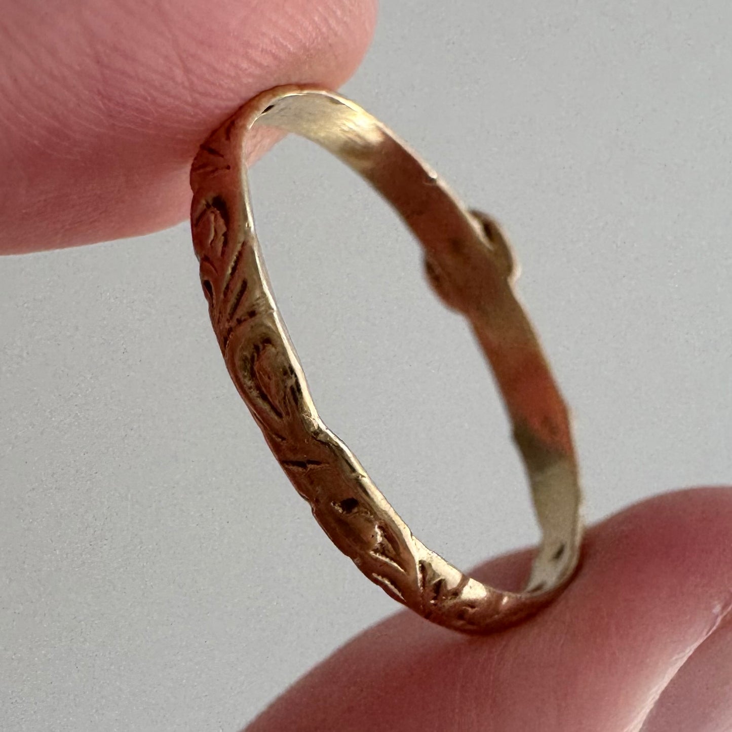 V I N T A G E // buckle up / 9k yellow gold buckle ring with swirly details / size 8.5