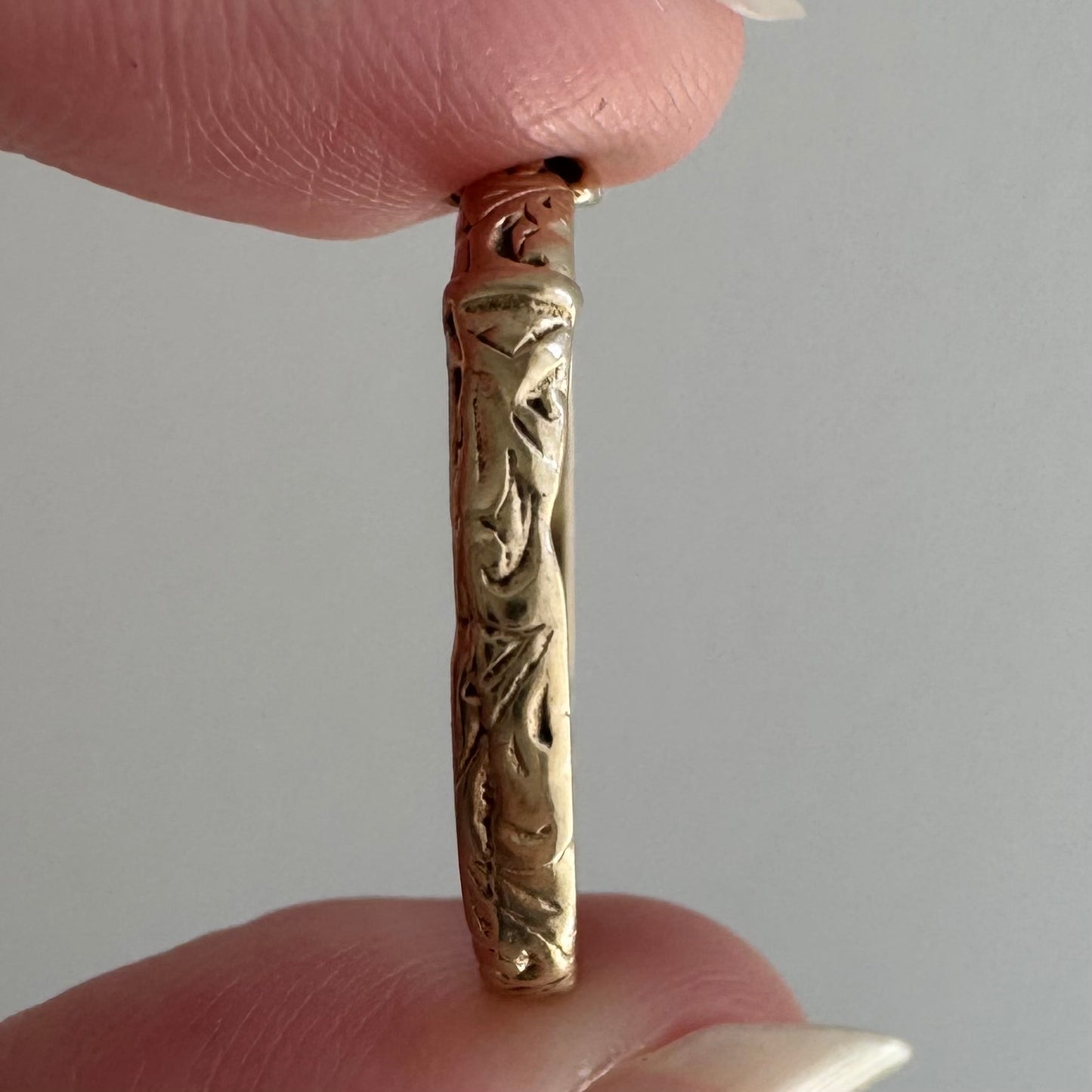 V I N T A G E // buckle up / 9k yellow gold buckle ring with swirly details / size 8.5