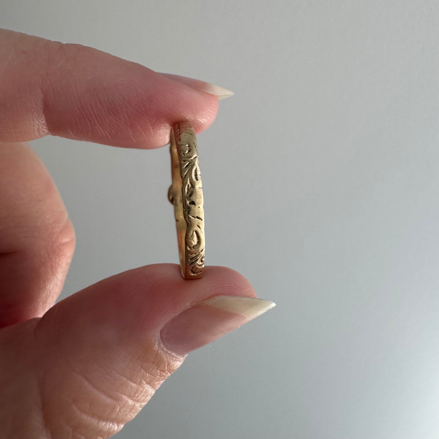 V I N T A G E // buckle up / 9k yellow gold buckle ring with swirly details / size 8.5