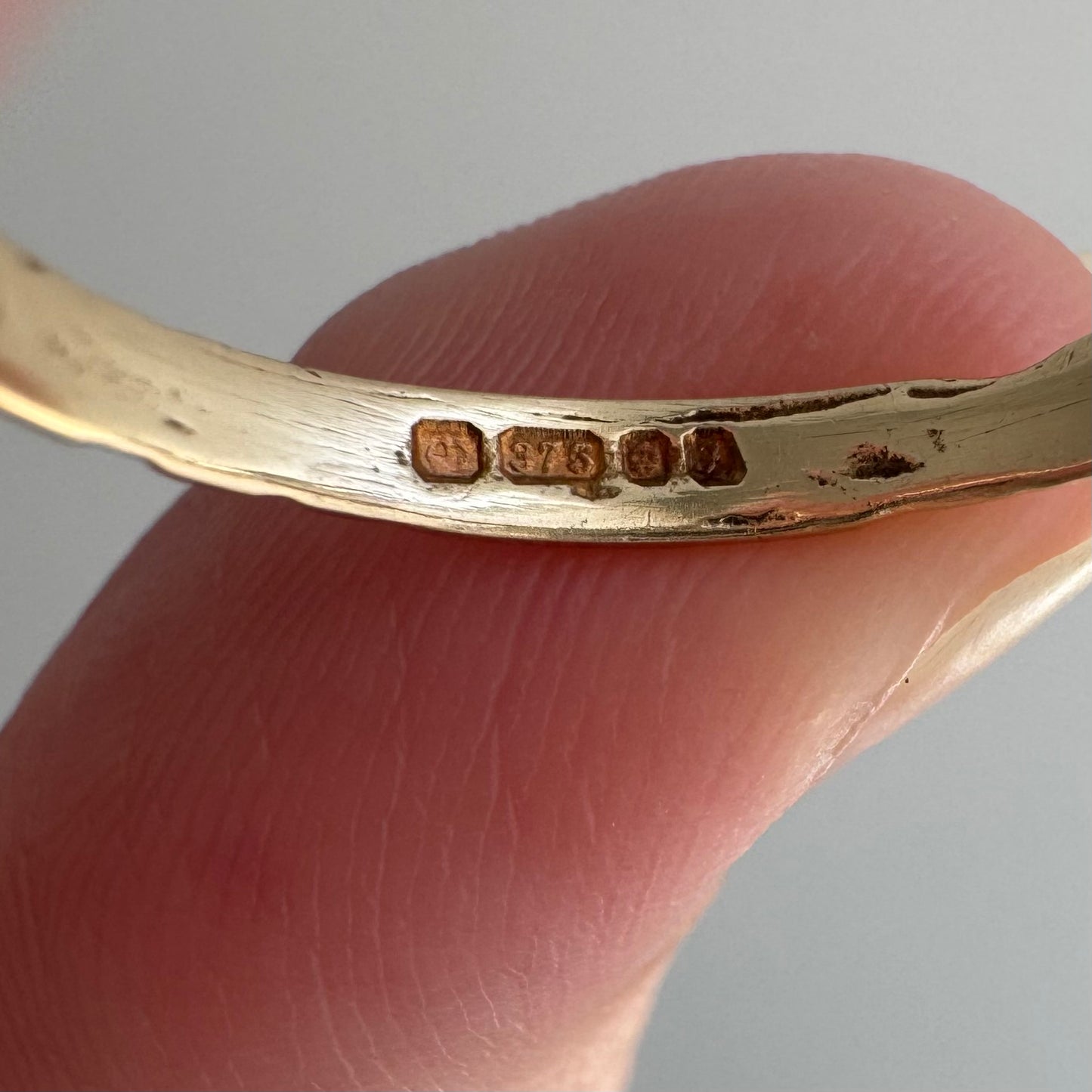 V I N T A G E // buckle up / 9k yellow gold buckle ring with swirly details / size 8.5