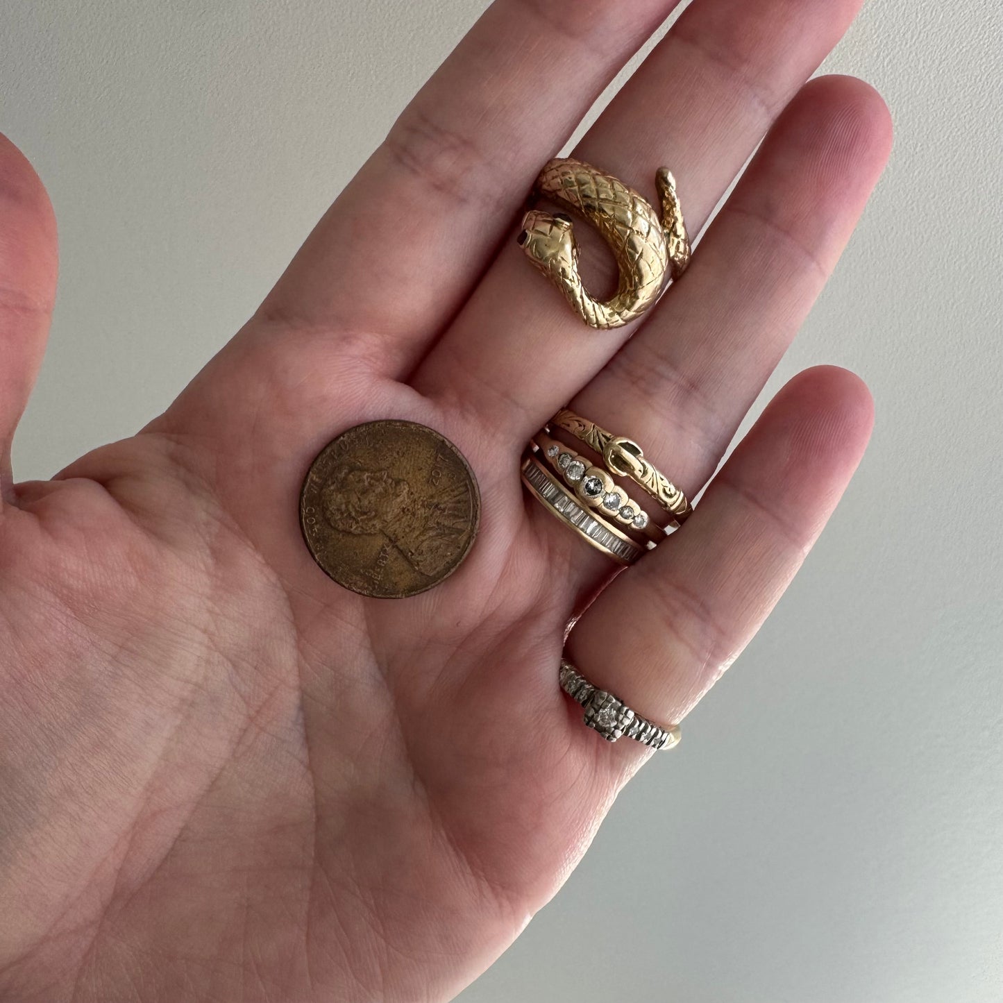 V I N T A G E // buckle up / 9k yellow gold buckle ring with swirly details / size 8.5