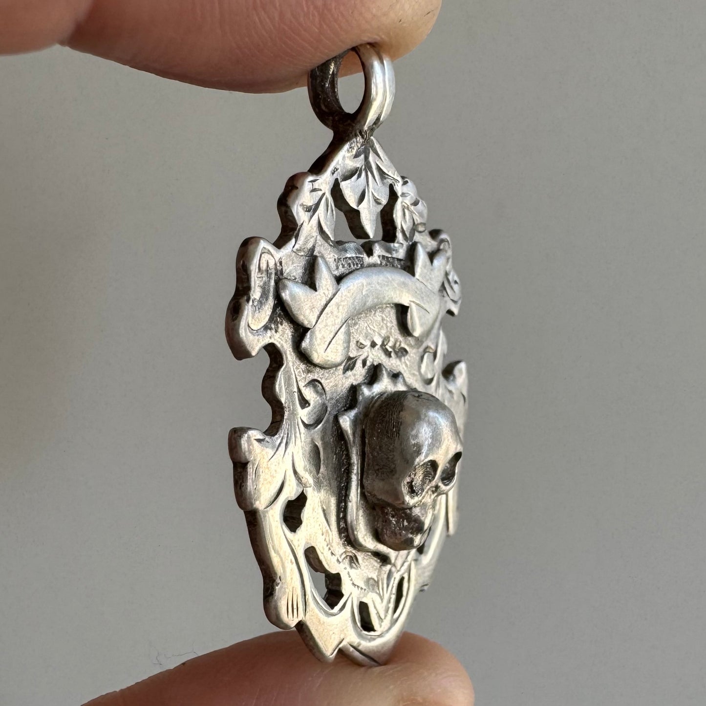 A N T I Q U E // memento mori achievement / sterling silver British fob medal with skull face / a pendant