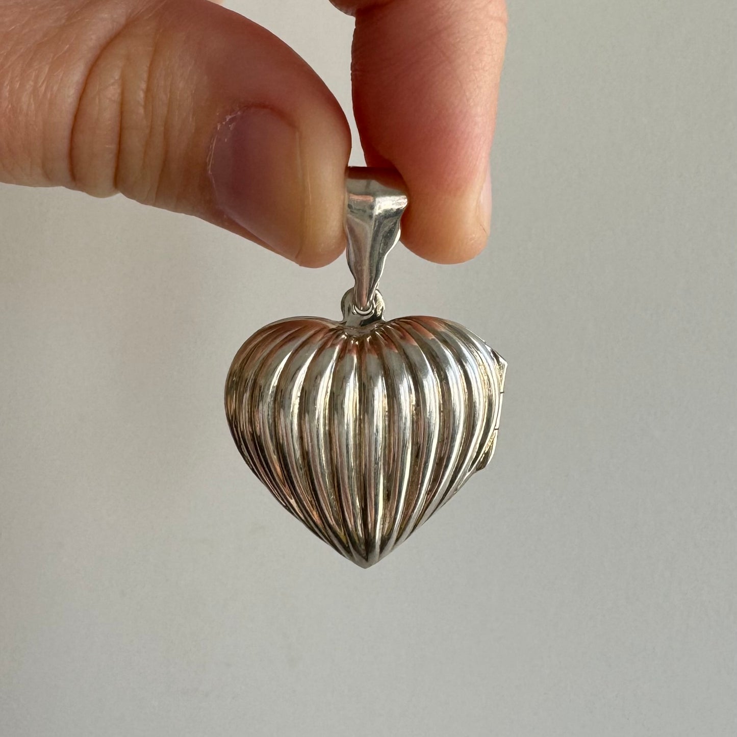 P R E - L O V E D // full heart / sterling silver ribbed domed heart locket / a pendant