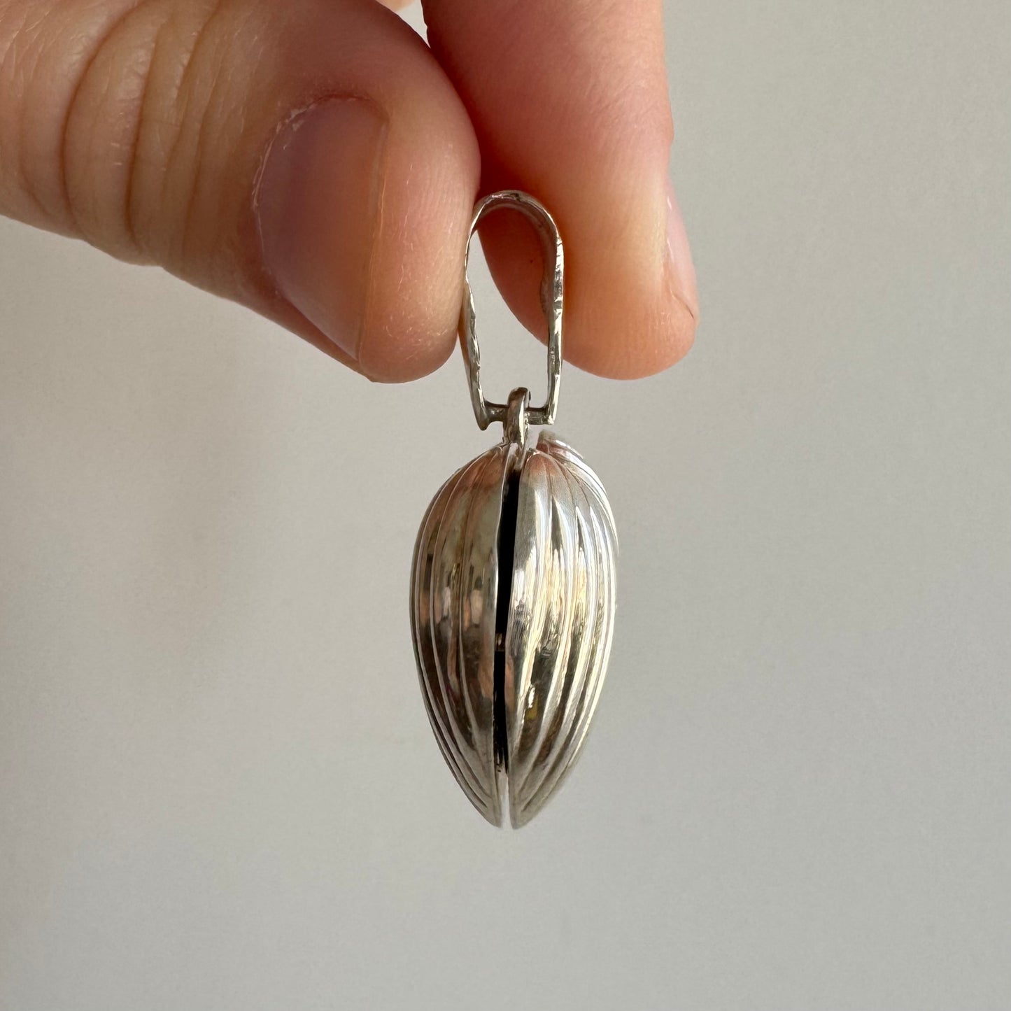 P R E - L O V E D // full heart / sterling silver ribbed domed heart locket / a pendant