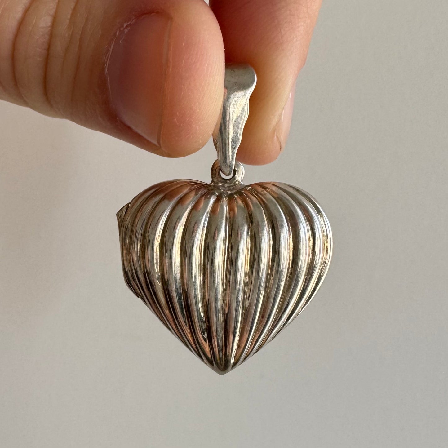 P R E - L O V E D // full heart / sterling silver ribbed domed heart locket / a pendant