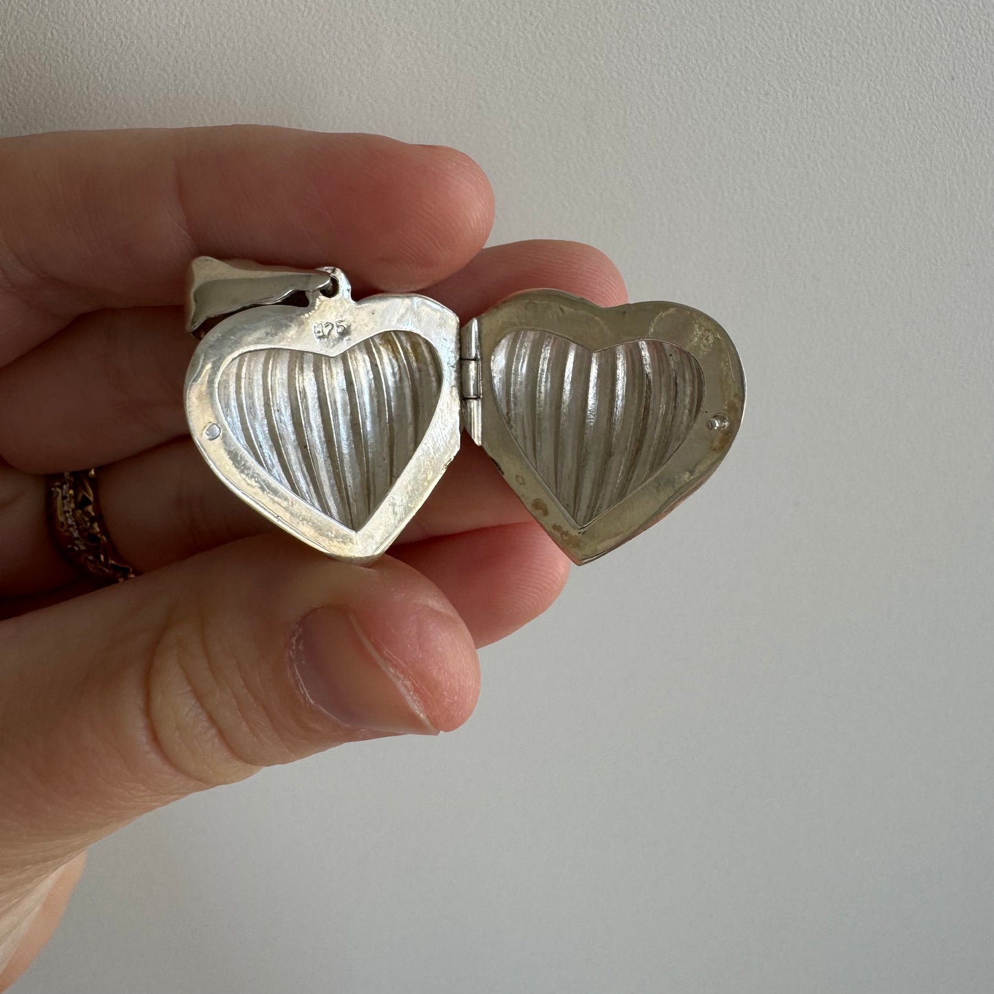 P R E - L O V E D // full heart / sterling silver ribbed domed heart locket / a pendant