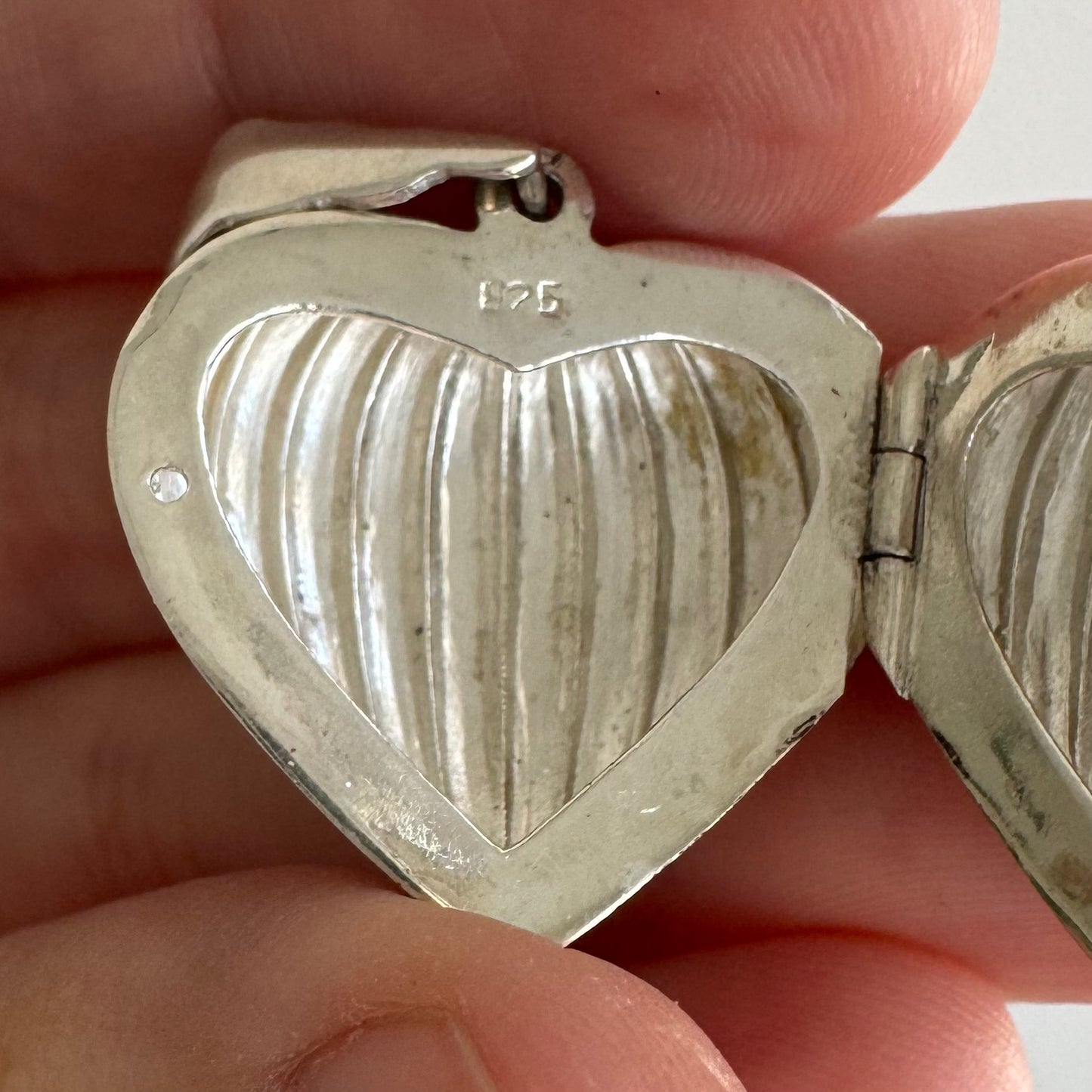 P R E - L O V E D // full heart / sterling silver ribbed domed heart locket / a pendant