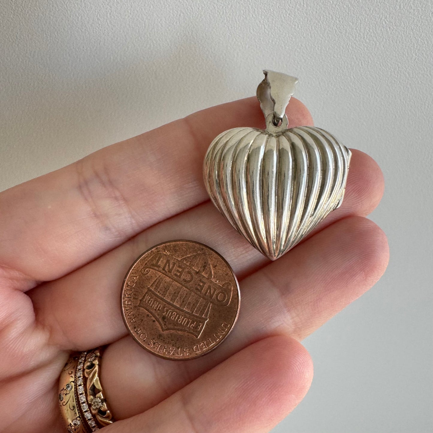 P R E - L O V E D // full heart / sterling silver ribbed domed heart locket / a pendant