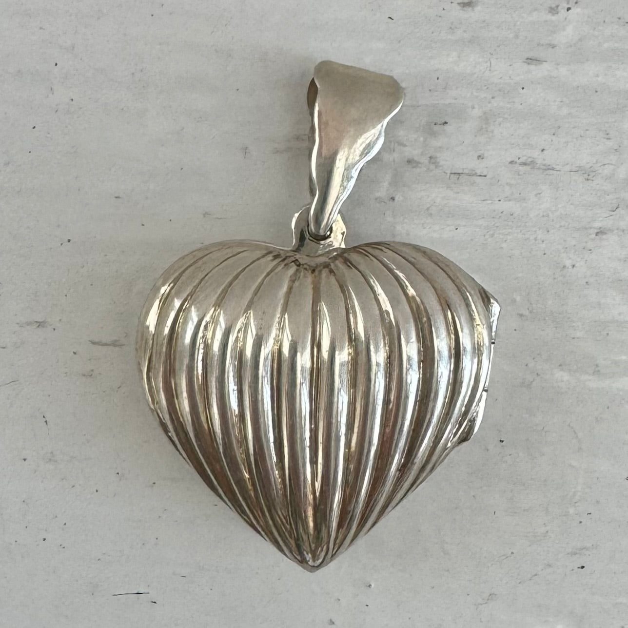 P R E - L O V E D // full heart / sterling silver ribbed domed heart locket / a pendant