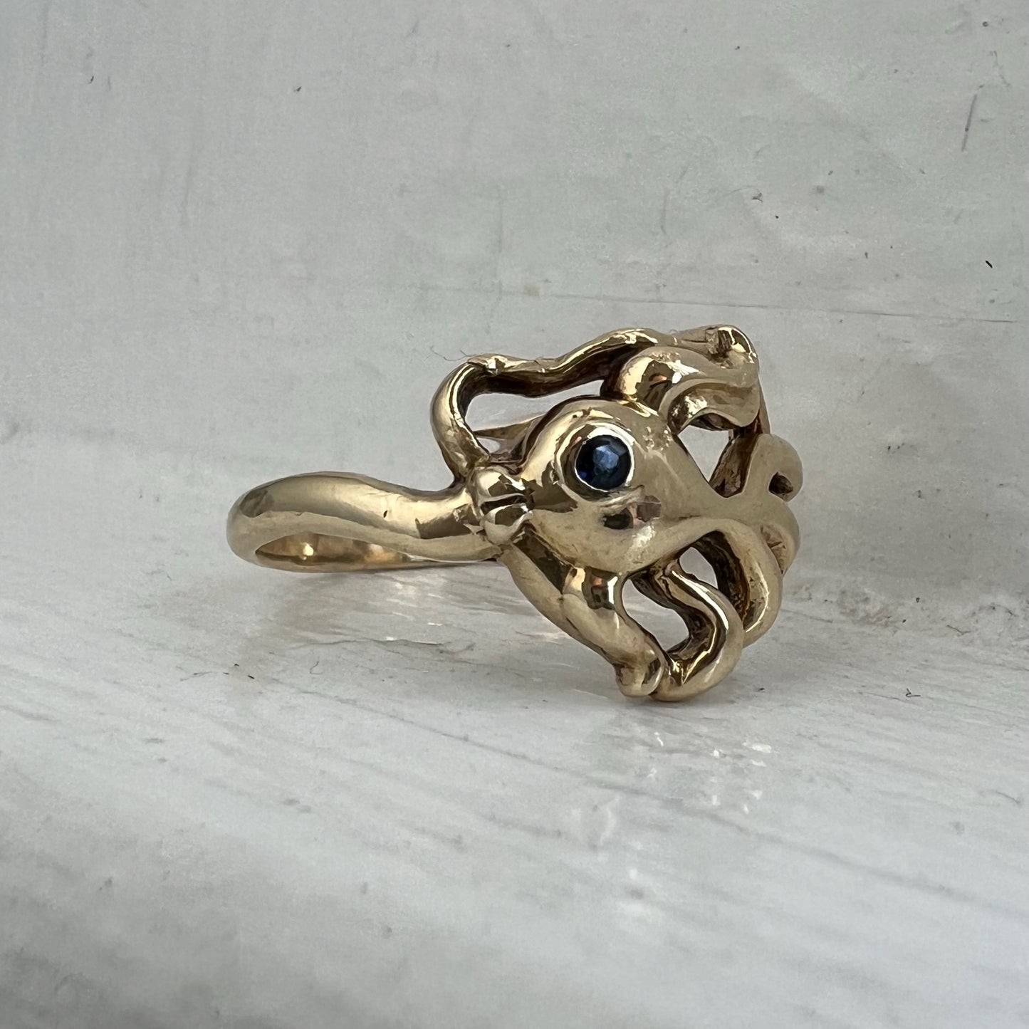 V I N T A G E // kissy fish / 10k yellow gold and blue sapphire fish ring / size 7.25