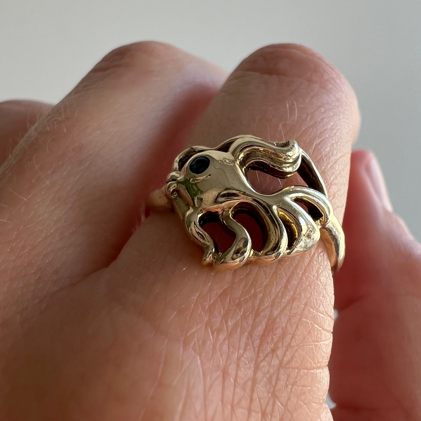 V I N T A G E // kissy fish / 10k yellow gold and blue sapphire fish ring / size 7.25