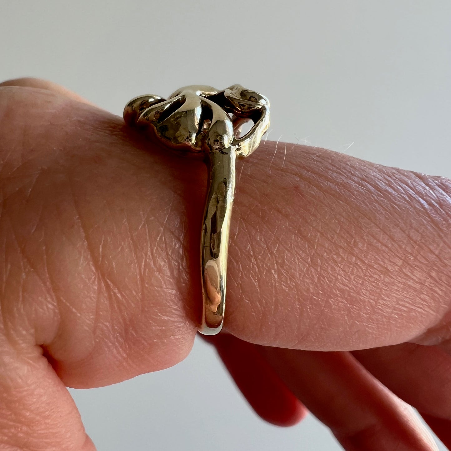 V I N T A G E // kissy fish / 10k yellow gold and blue sapphire fish ring / size 7.25