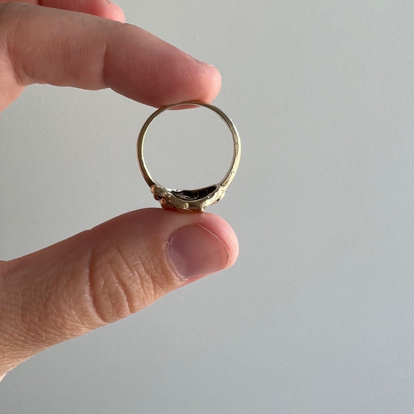 V I N T A G E // kissy fish / 10k yellow gold and blue sapphire fish ring / size 7.25