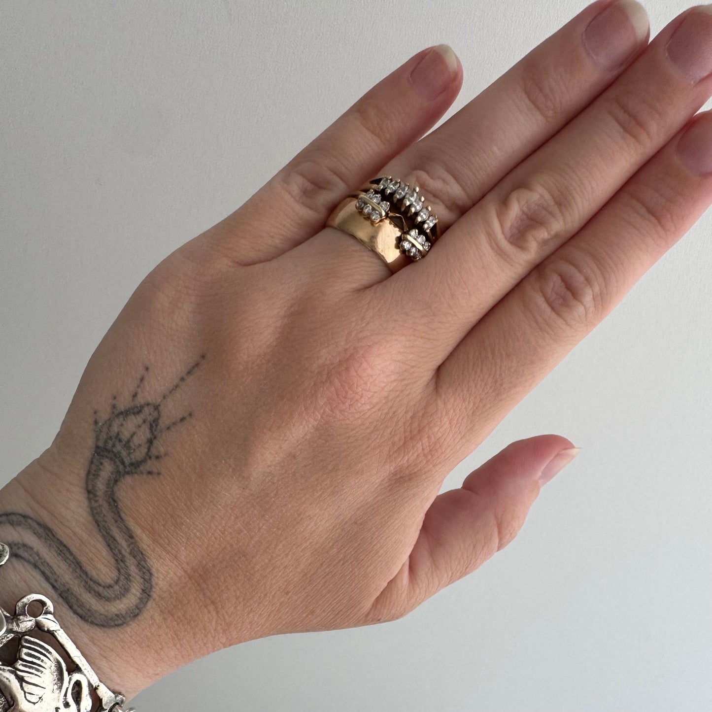 V I N T A G E // sparkle layer / 14k and diamond ring guard jacket / size 6.25