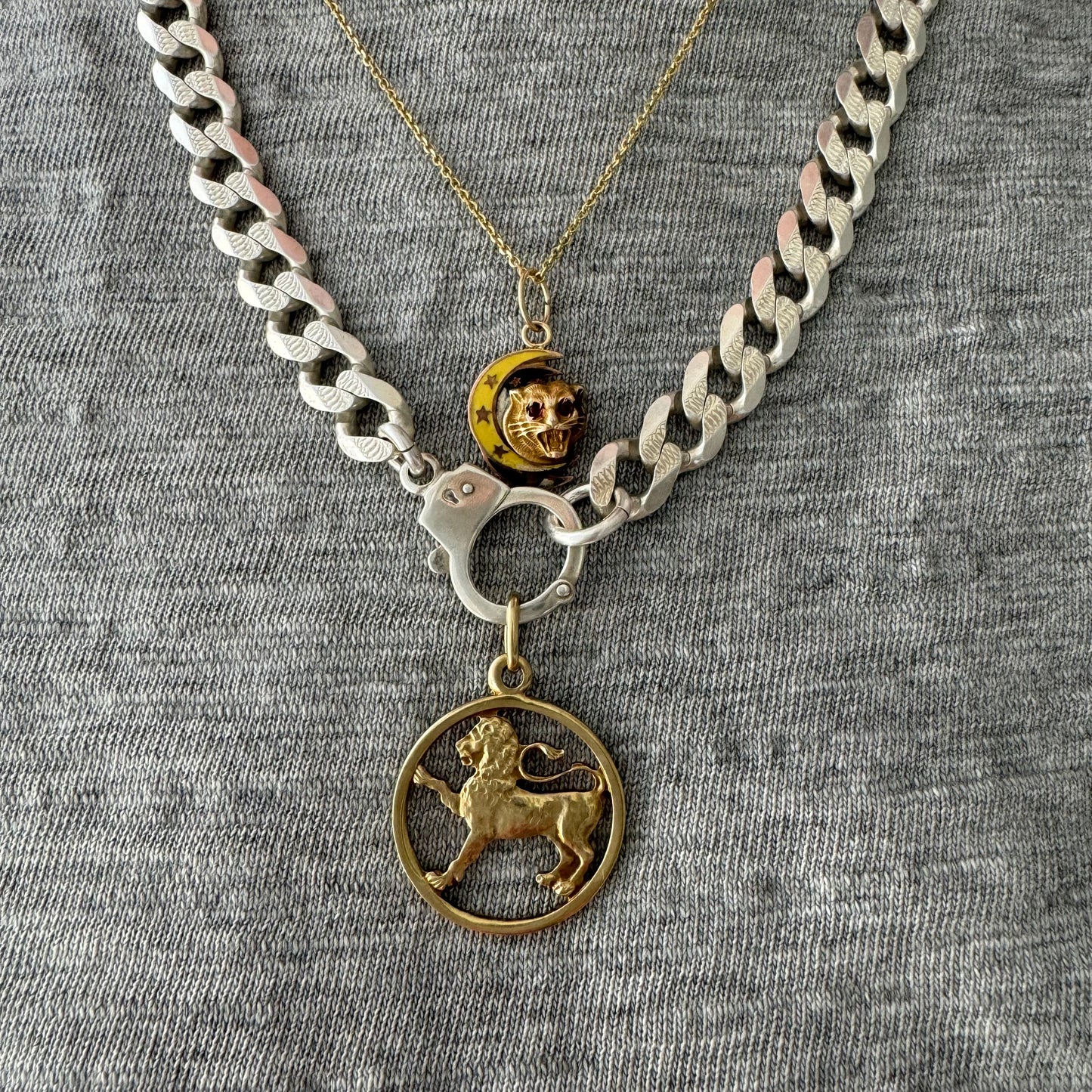 V I N T A G E // framed fierceness / 9k leo lion zodiac / a pendant