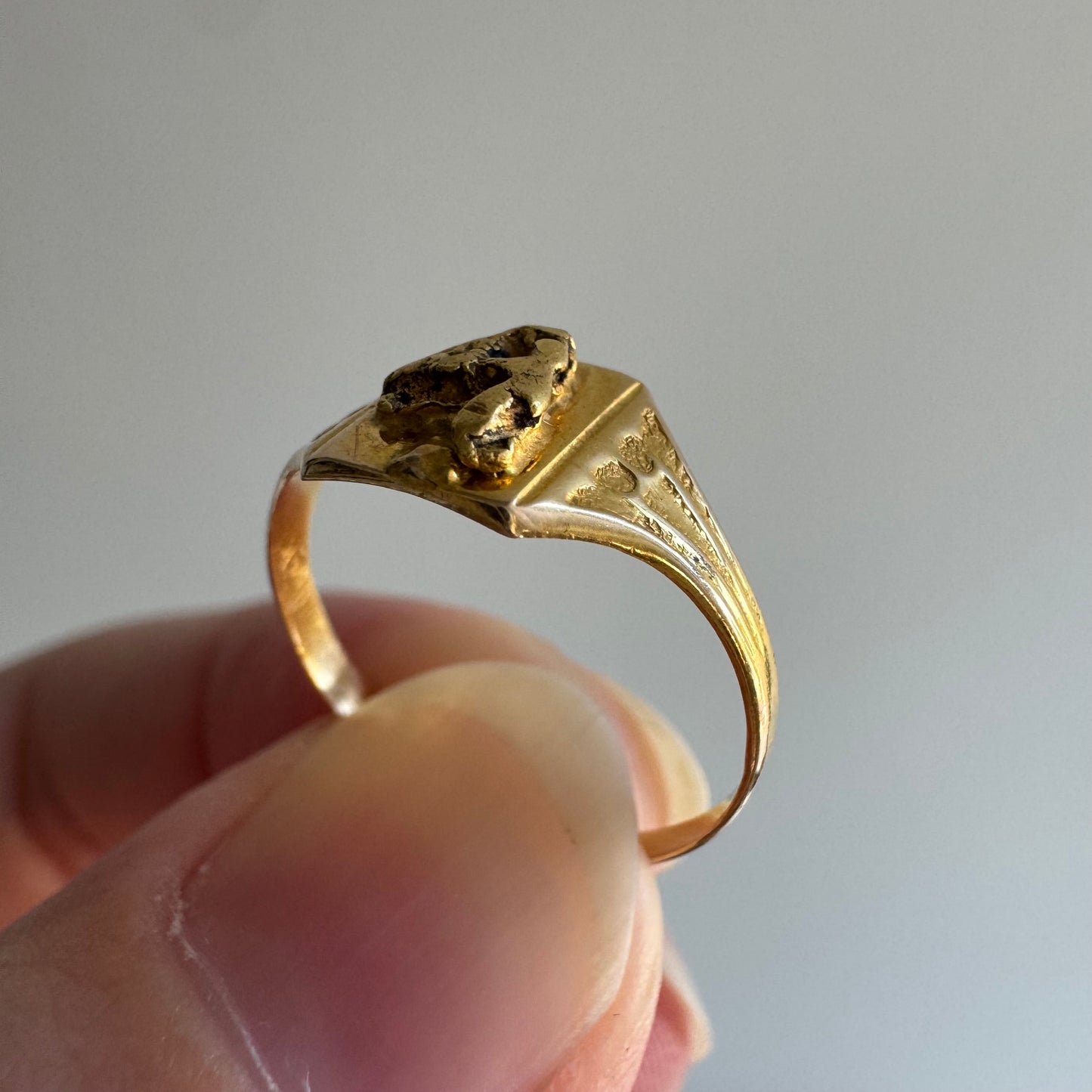 V I N T A G E // golden nugget / 14k + bloomed 22k finish gold rush era nugget signet / almost size 5