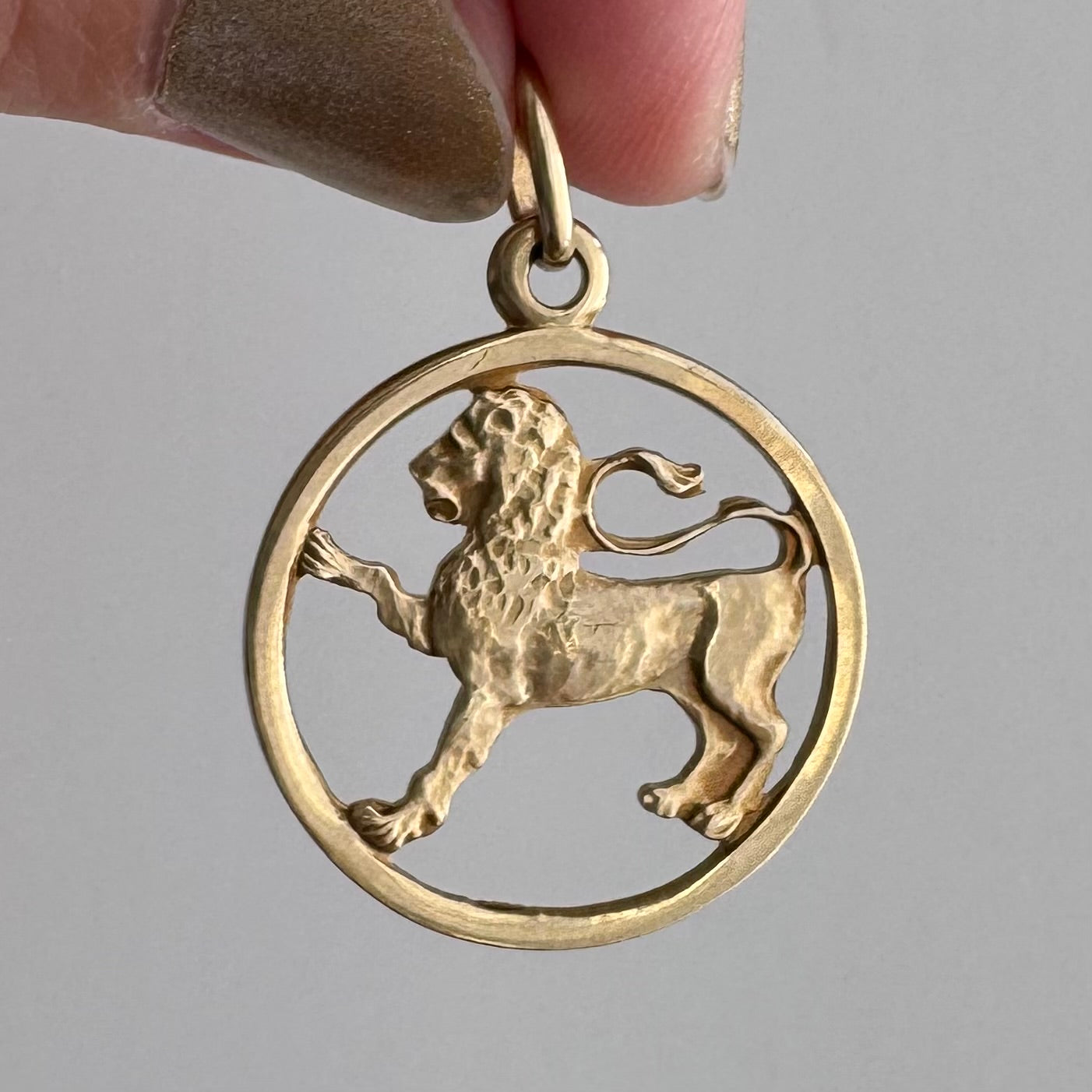 V I N T A G E // framed fierceness / 9k leo lion zodiac / a pendant