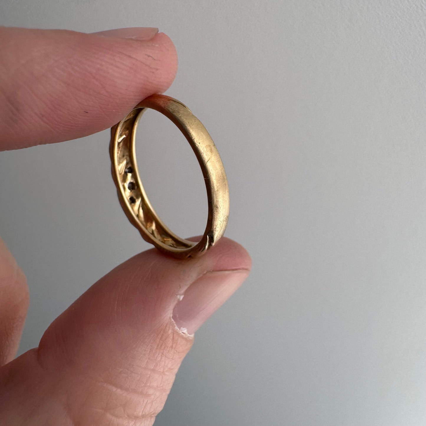 V I N T A G E // peas in a pod / 14k and diamond ribbed slightly domed stacking band / size 6.5