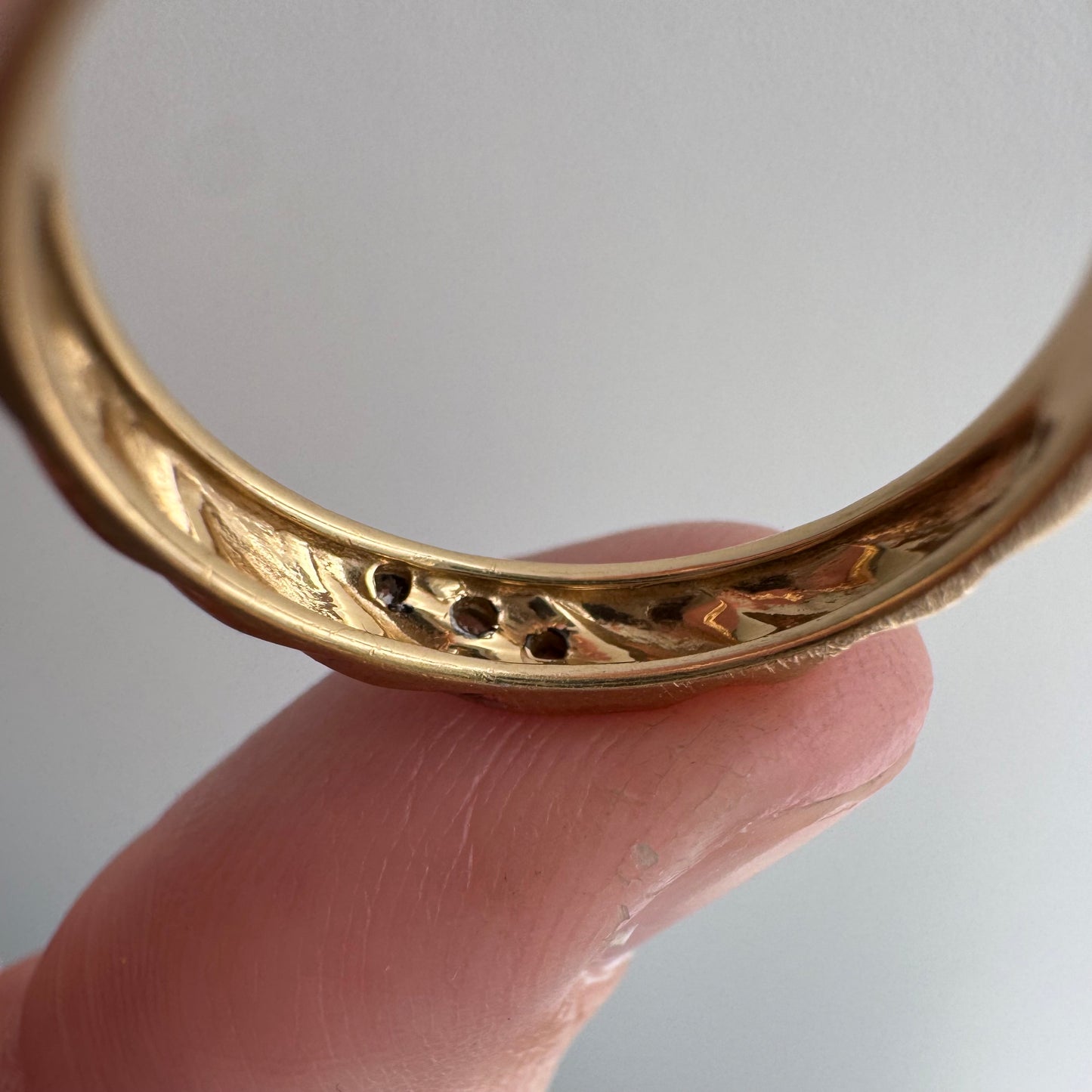 V I N T A G E // peas in a pod / 14k and diamond ribbed slightly domed stacking band / size 6.5