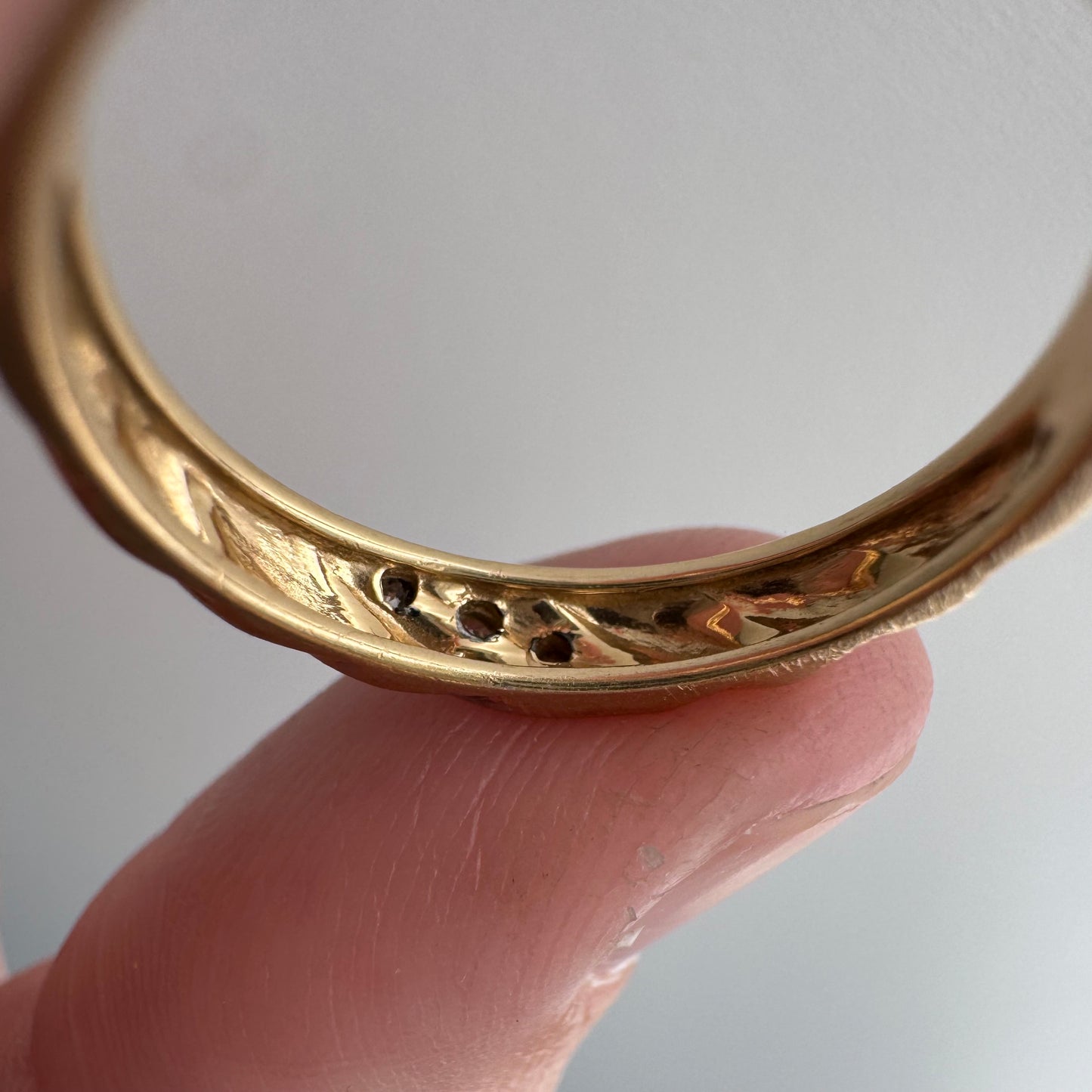 V I N T A G E // peas in a pod / 14k and diamond ribbed slightly domed stacking band / size 6.5