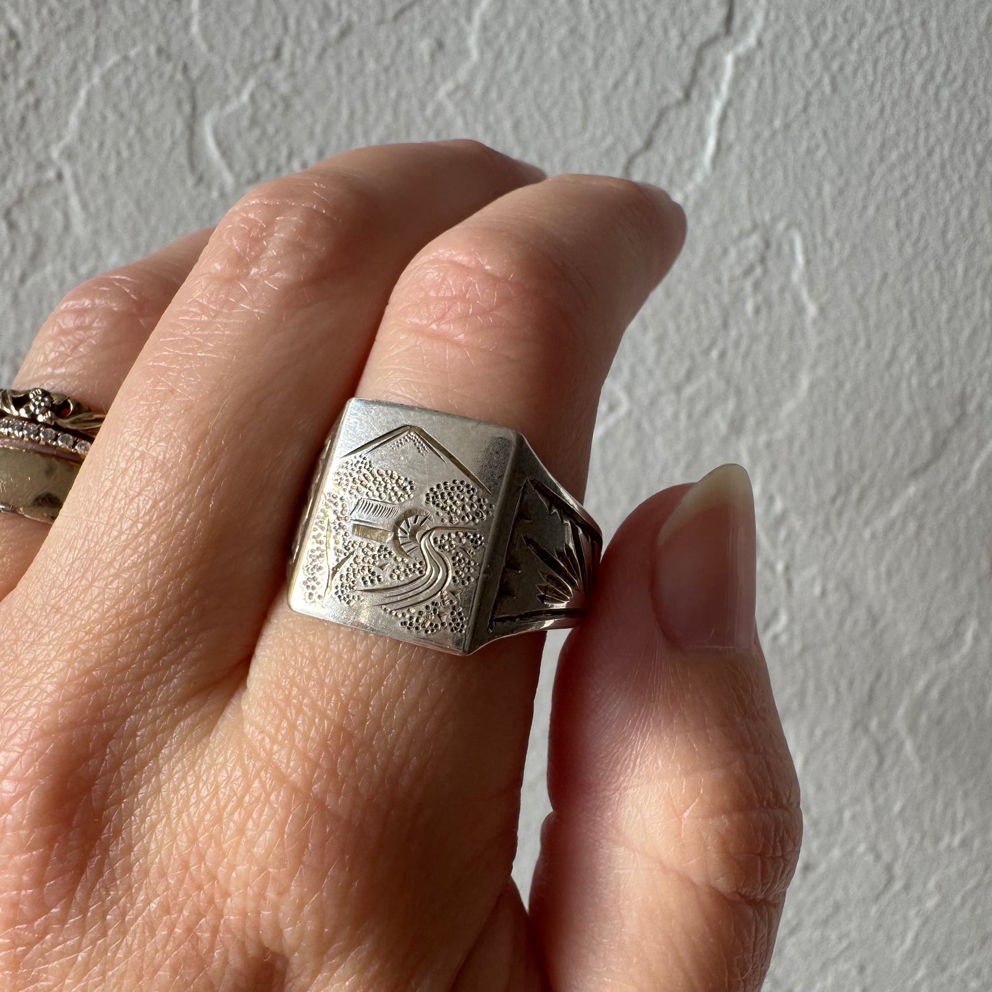 V I N T A G E // significant peak / sterling silver mountain scene signet ring / size 9 to 9.5