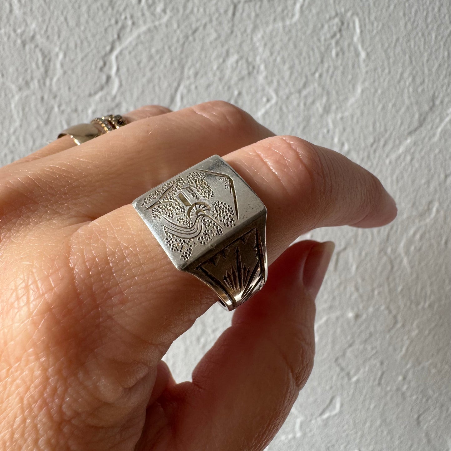 V I N T A G E // significant peak / sterling silver mountain scene signet ring / size 9 to 9.5