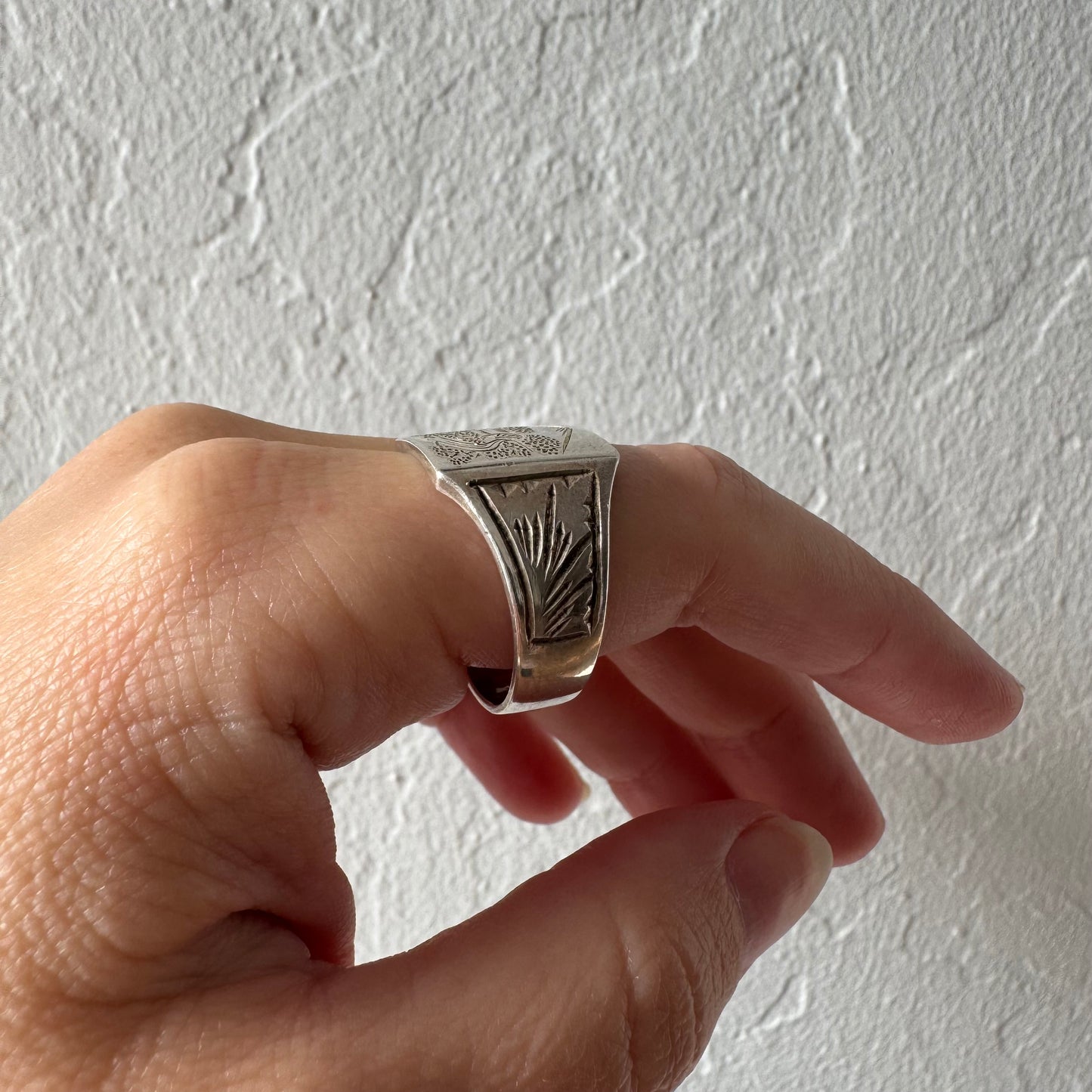 V I N T A G E // significant peak / sterling silver mountain scene signet ring / size 9 to 9.5
