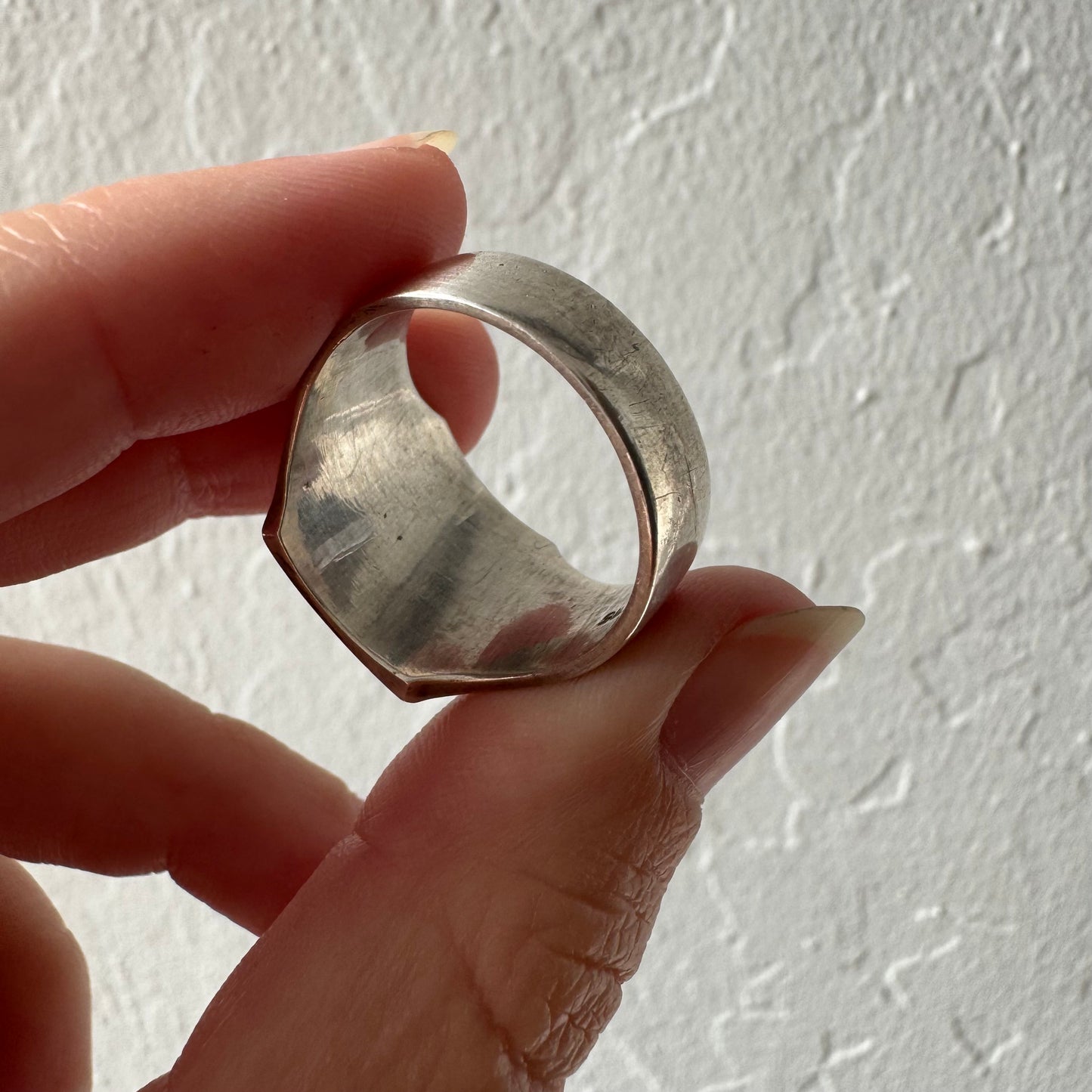 V I N T A G E // significant peak / sterling silver mountain scene signet ring / size 9 to 9.5
