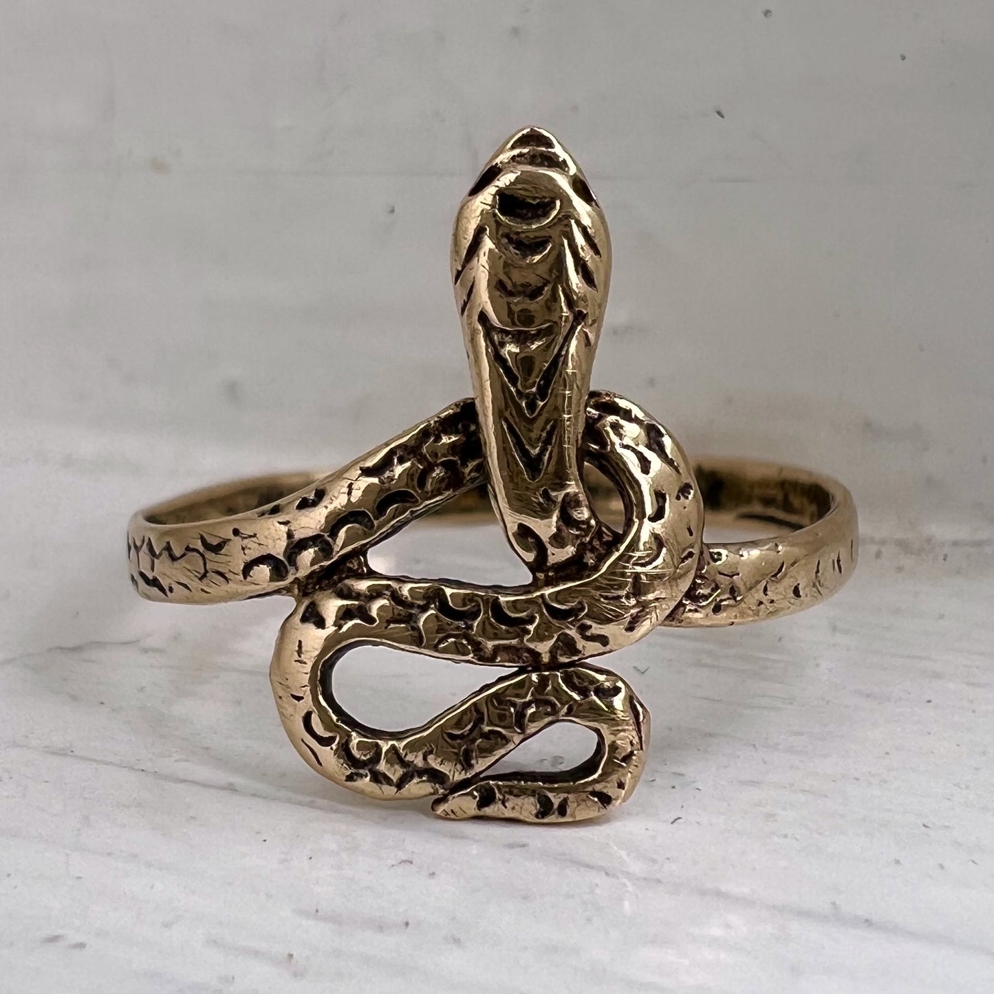 V I N T A G E // knotted embrace / 10k yellow gold snake ring / size 8