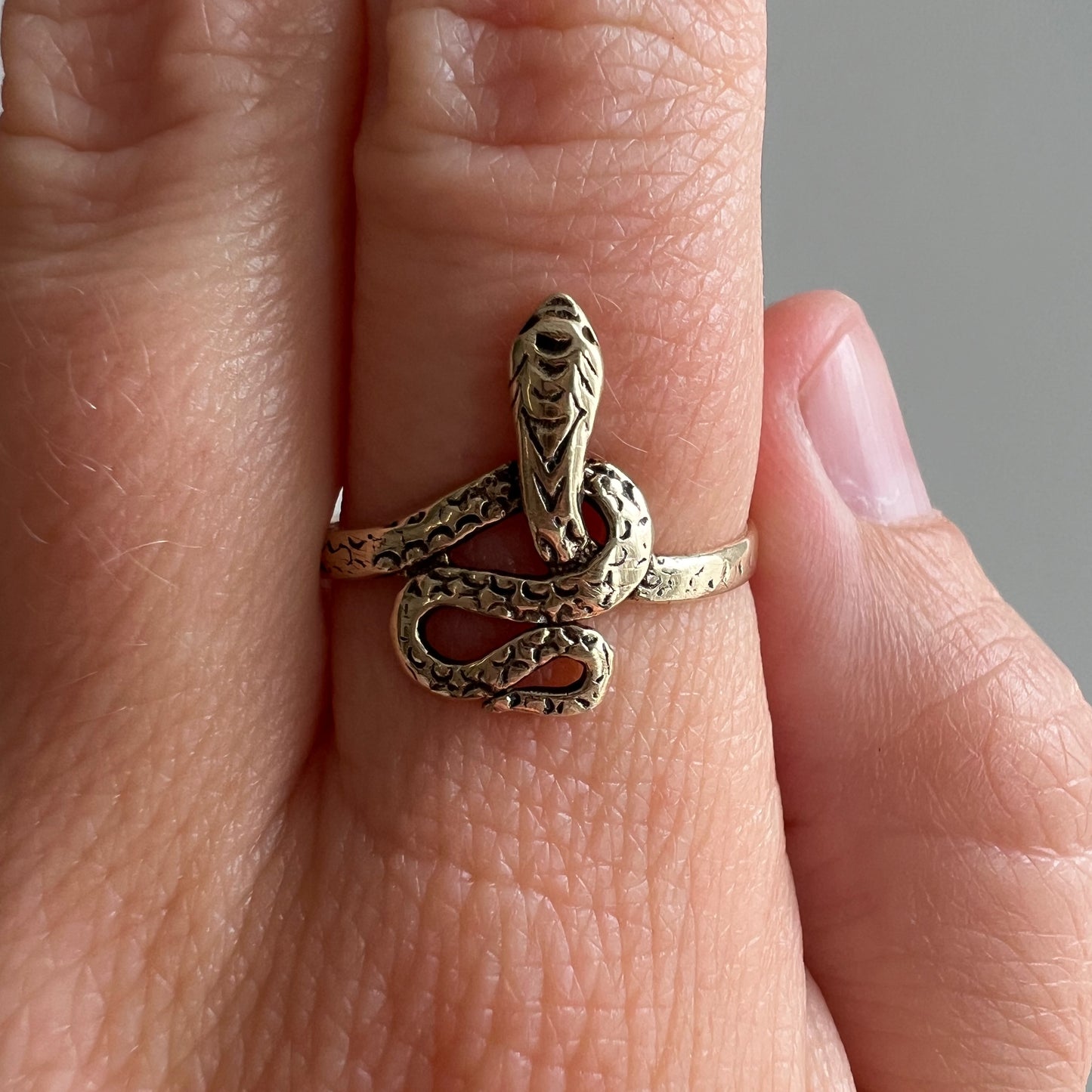 V I N T A G E // knotted embrace / 10k yellow gold snake ring / size 8