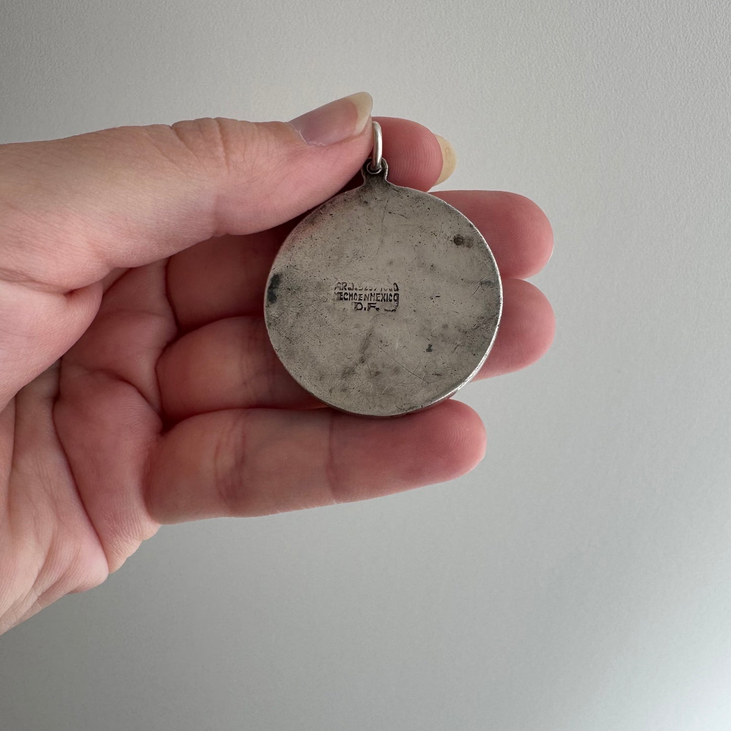 V I N T A G E // psychedelic skateboarding foo dog lion / sterling silver and abalone / a pendant