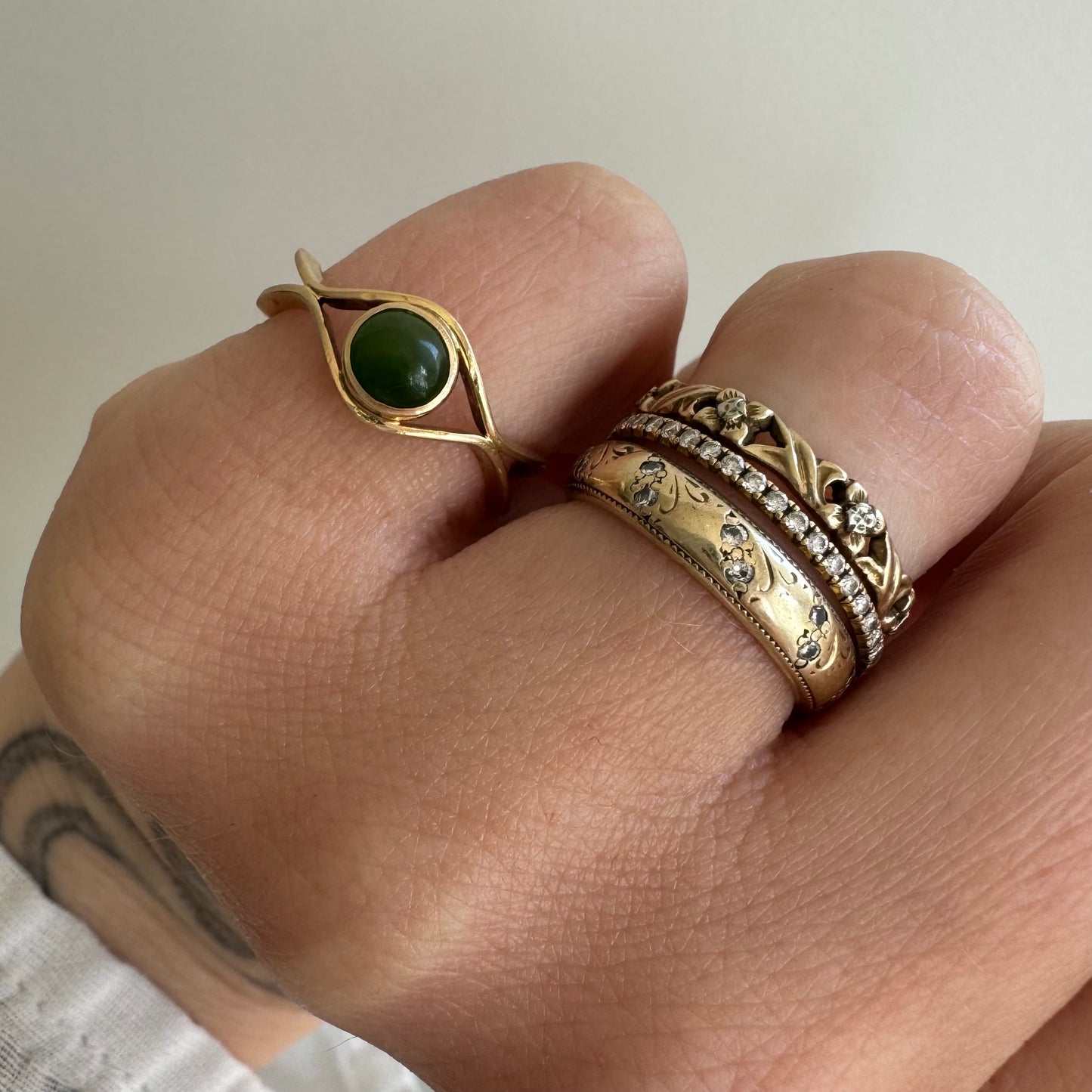 V I N T A G E // green eye waves / 14k and jade eye wavy stacking ring / size 5