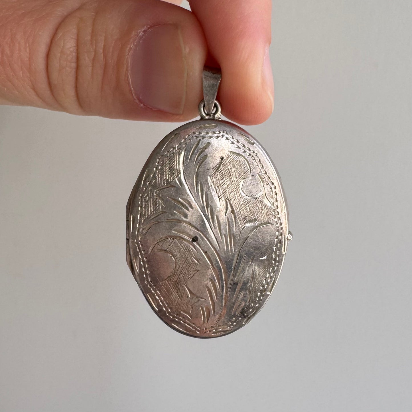 V I N T A G E // classic memories / sterling silver engraved oval locket / a pendant