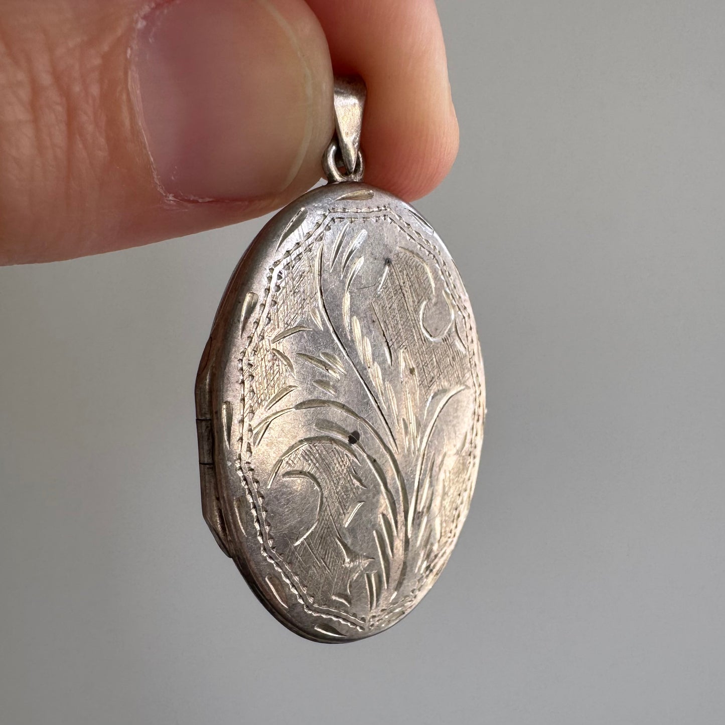 V I N T A G E // classic memories / sterling silver engraved oval locket / a pendant