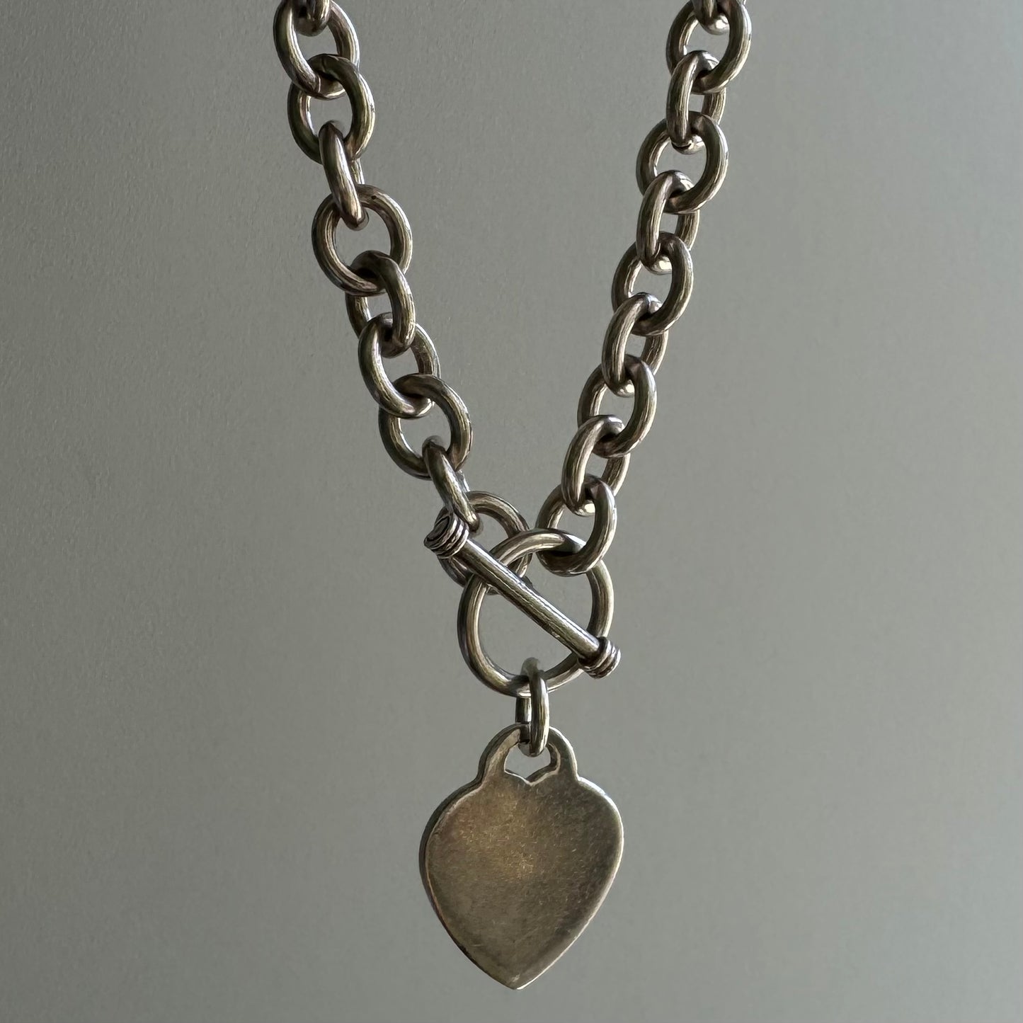 V I N T A G E // heart adorned / sterling silver oval cable link toggle chain with a heart pendant / 18", 78g