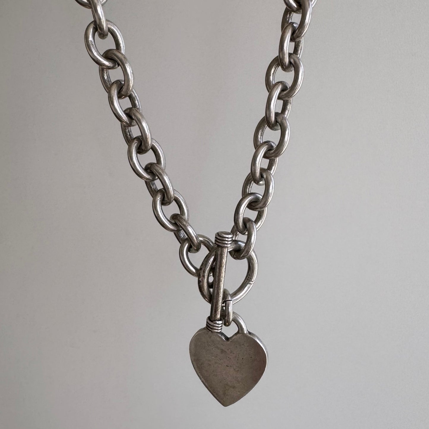 V I N T A G E // heart adorned / sterling silver oval cable link toggle chain with a heart pendant / 17", 59g