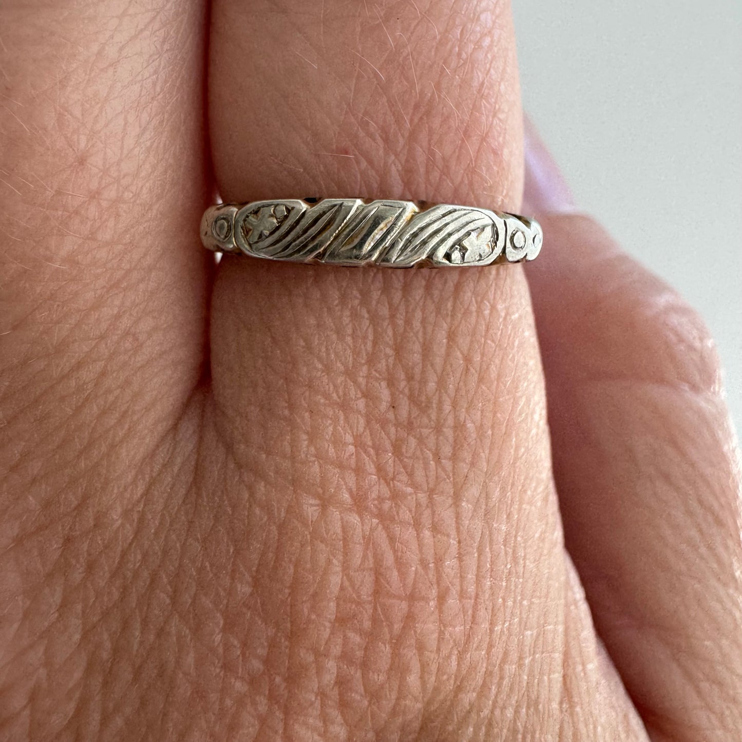 V I N T A G E // floral wave / 14k yellow and white gold embossed band / size 6