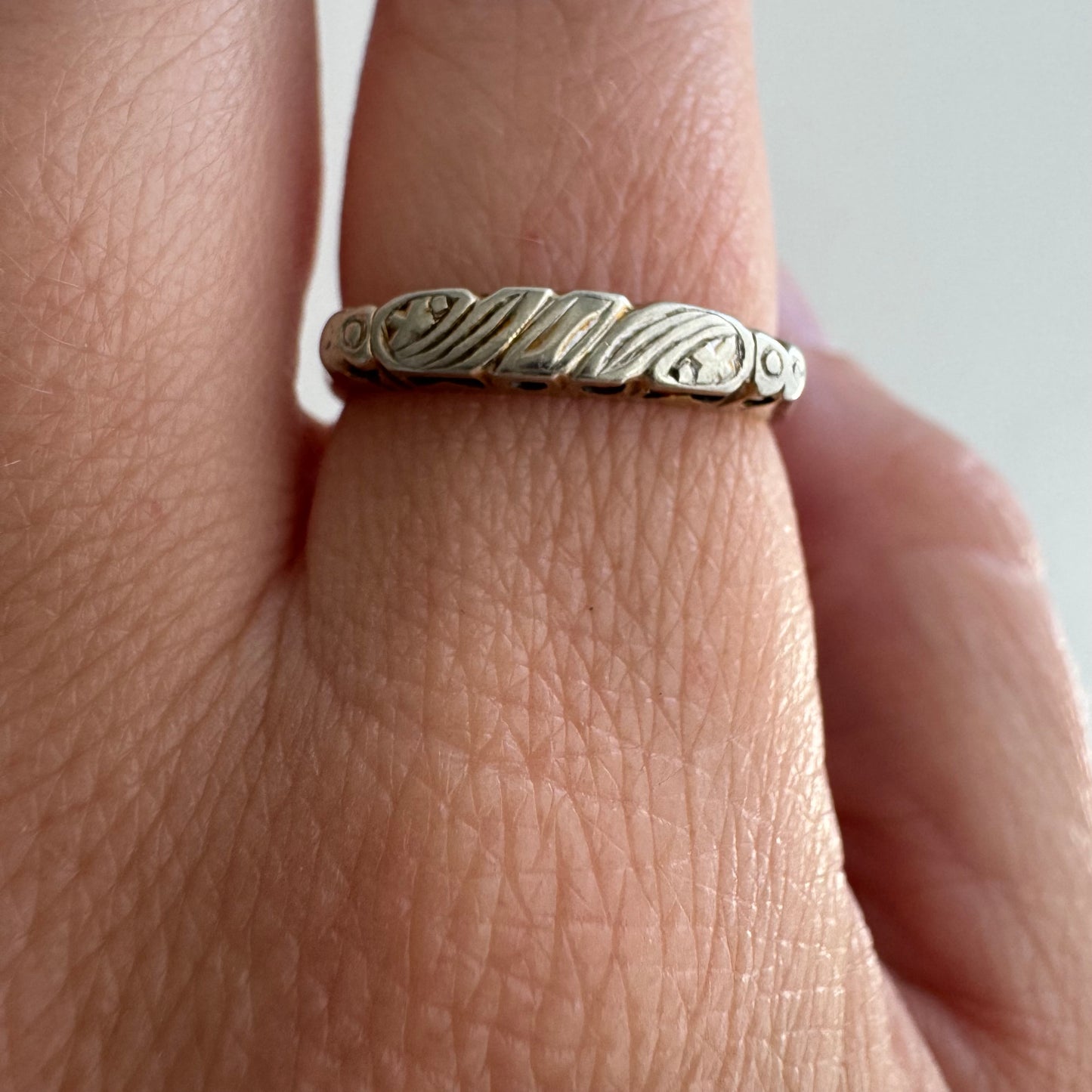 V I N T A G E // floral wave / 14k yellow and white gold embossed band / size 6