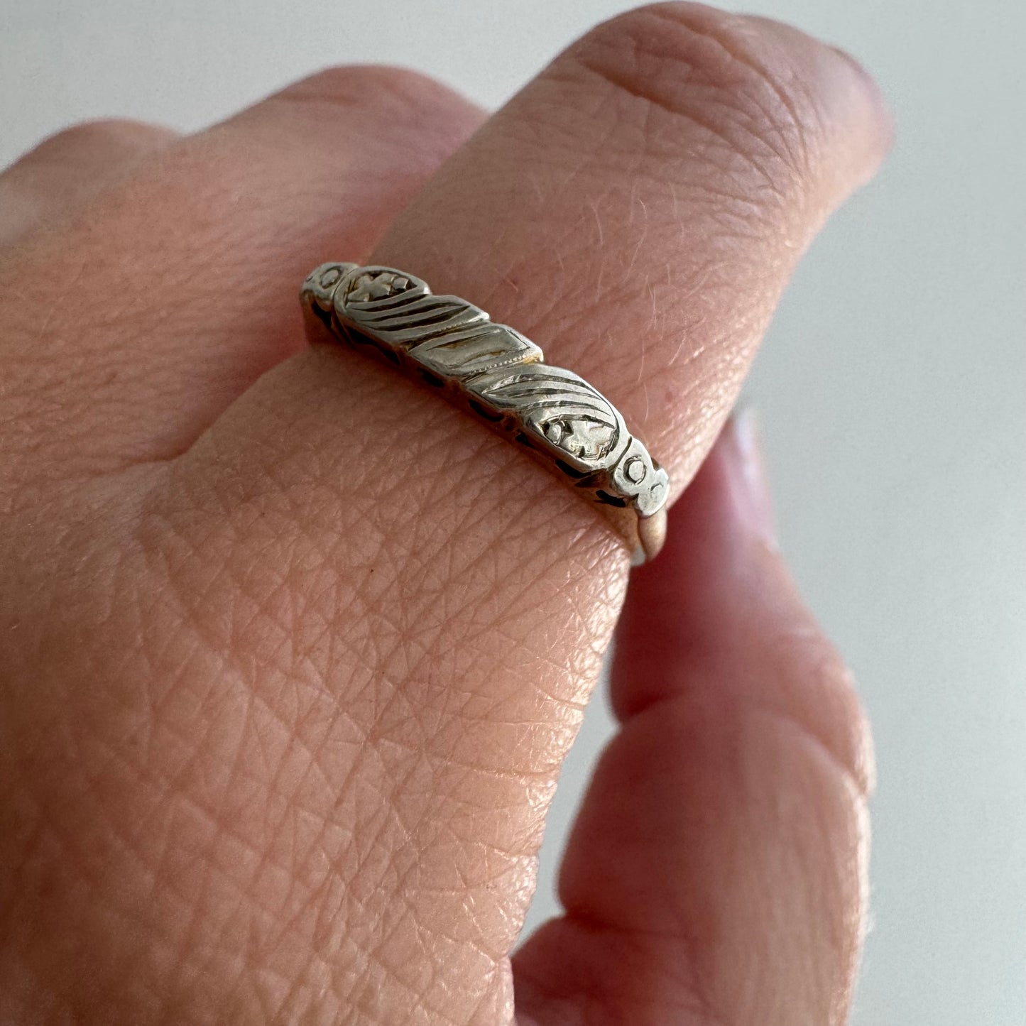 V I N T A G E // floral wave / 14k yellow and white gold embossed band / size 6