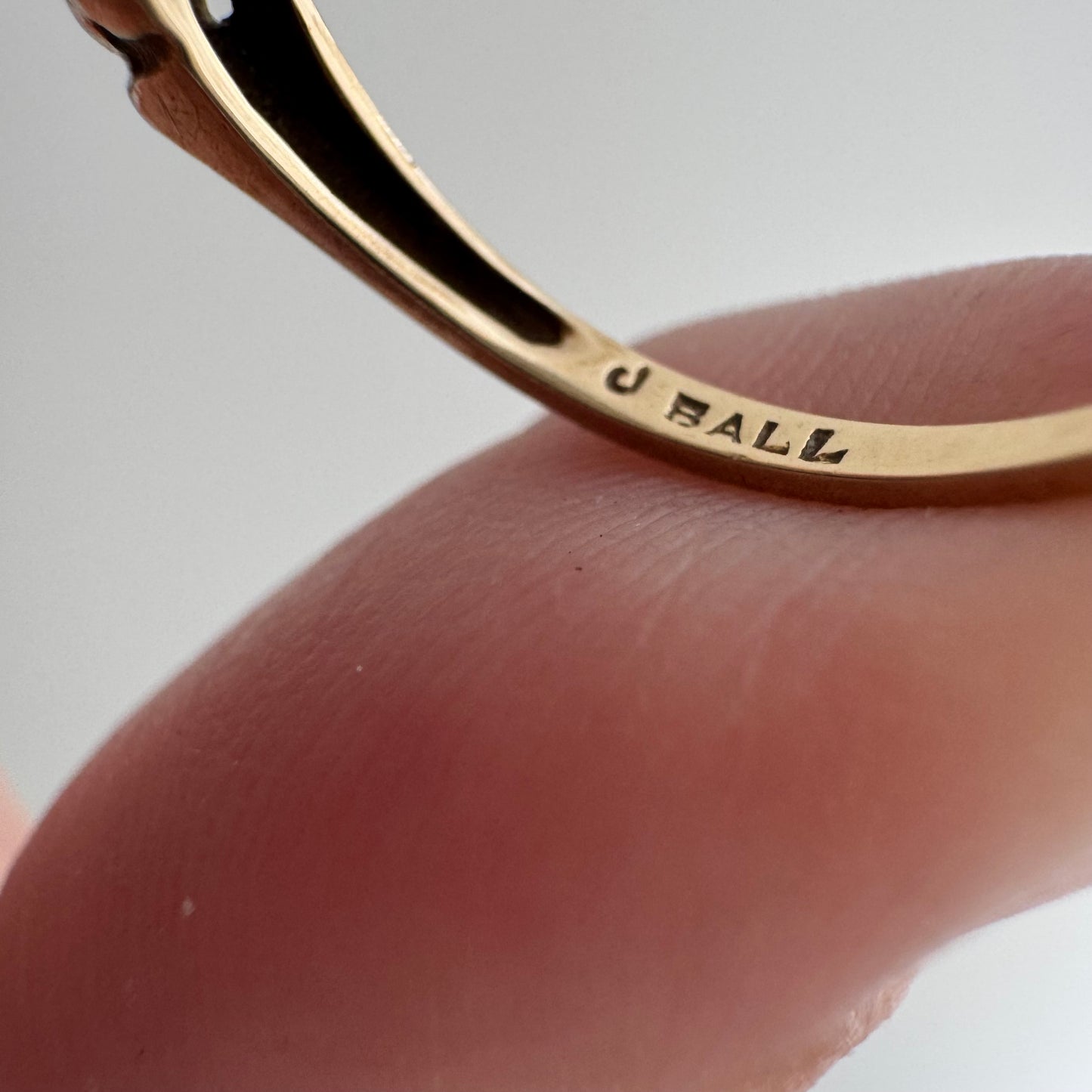 V I N T A G E // floral wave / 14k yellow and white gold embossed band / size 6